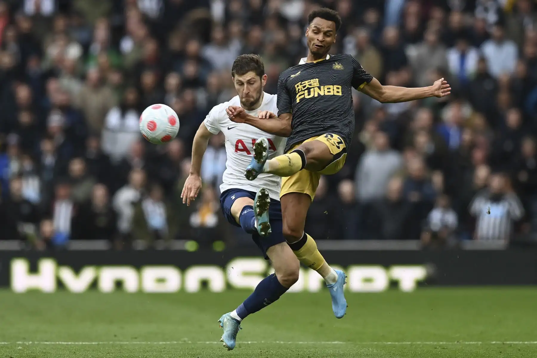 El defensor galés del Tottenham Hotspur, Ben Davies, compite con el mediocampista inglés del Newcastle United, Jacob Murphy, durante el partido de la Premier League. Foto: AFP