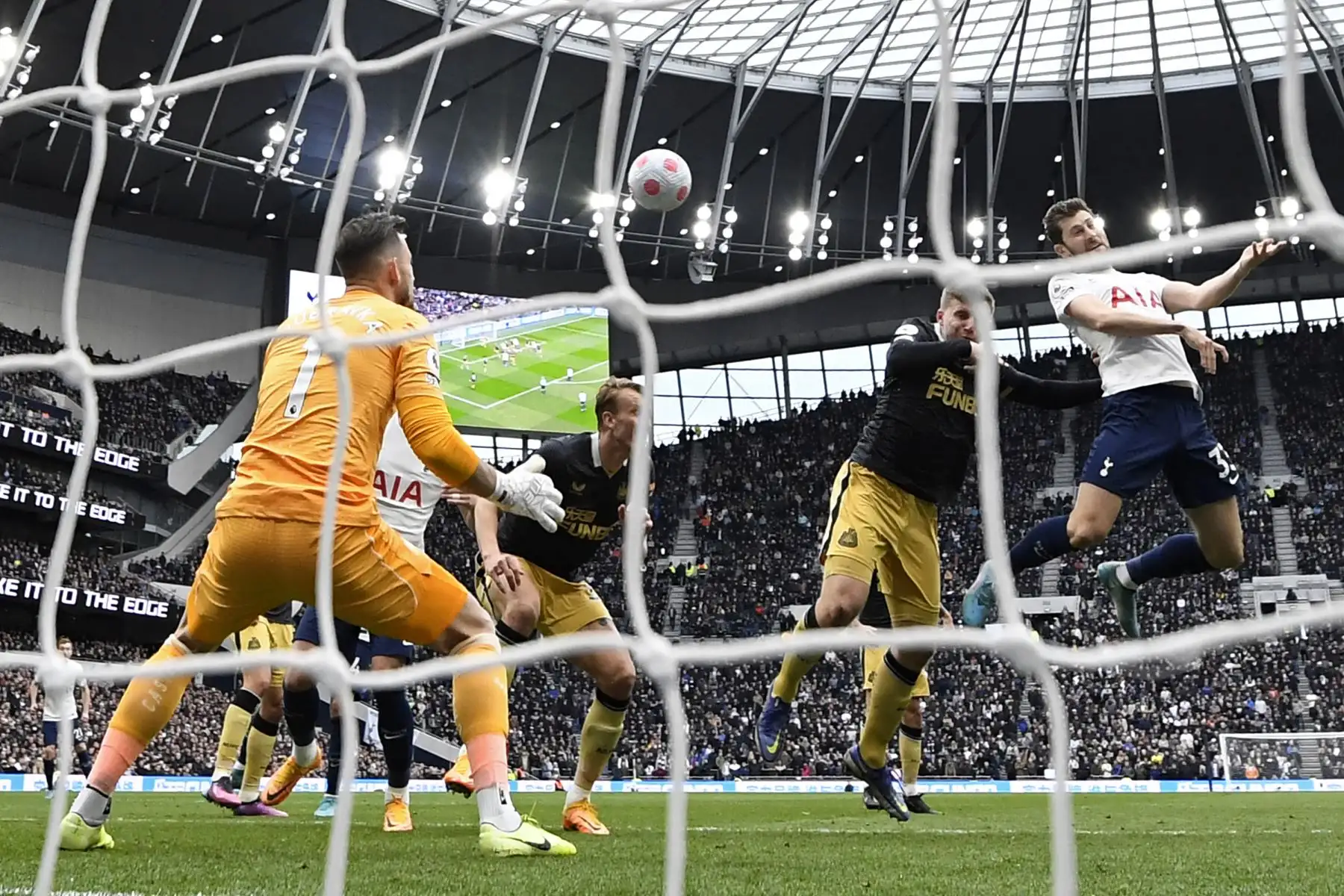 El defensor galés del Tottenham Hotspur, Ben Davies, dirige un cabezazo para marcar su primer gol durante el partido de la Premier League. Foto: AFP