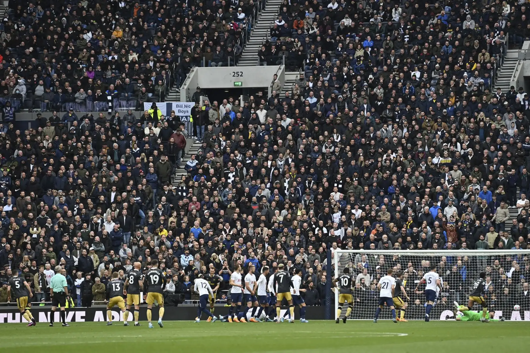 El defensor suizo del Newcastle United, Fabian Schar, celebra cuando su tiro libre vence al portero francés del Tottenham Hotspur, Hugo Lloris, durante el inicio del partido de la Premier League. Foto: AFP
