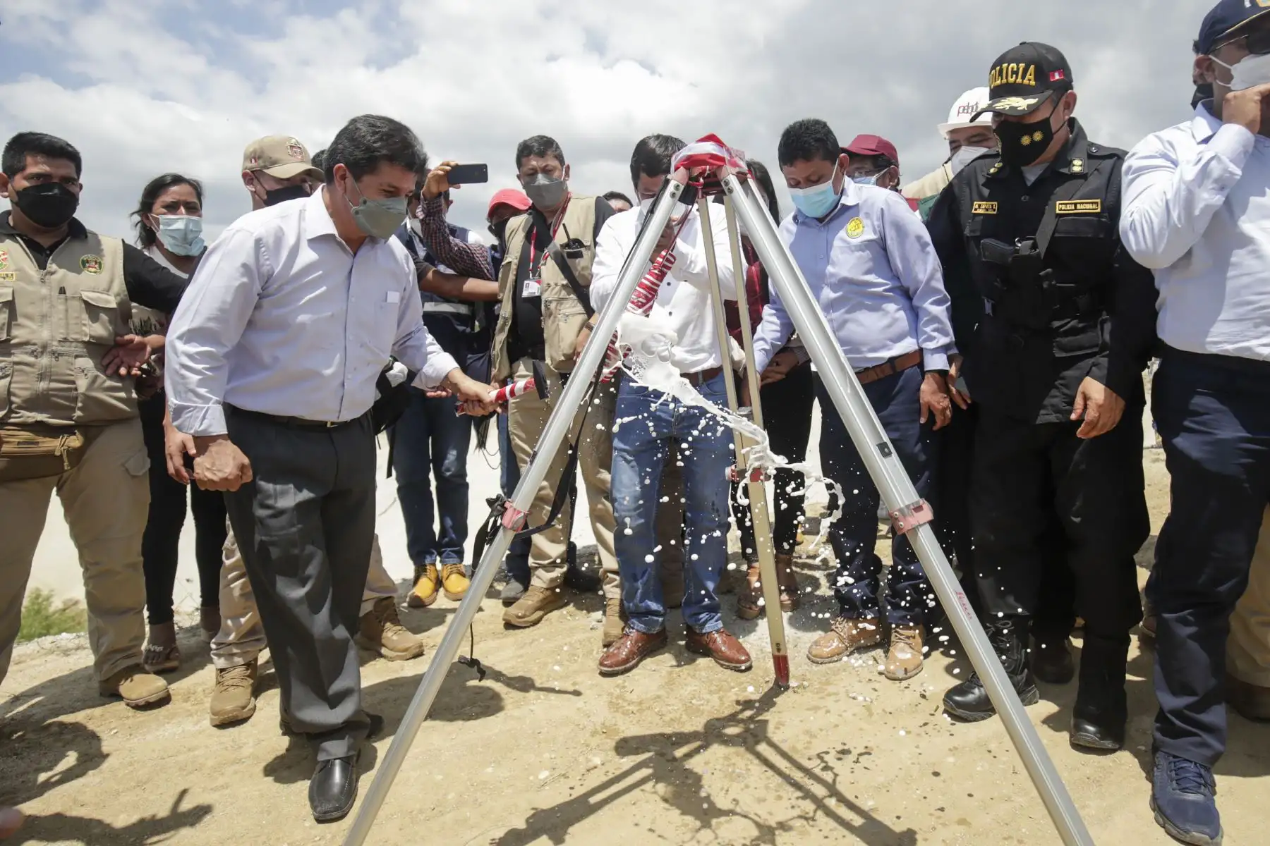 El presidente Pedro Castillo inaugura la bocatoma La Palma y la defensa ribereña en el río Zarumilla, región Tumbes. Foto: ANDINA/Prensa Presidencia