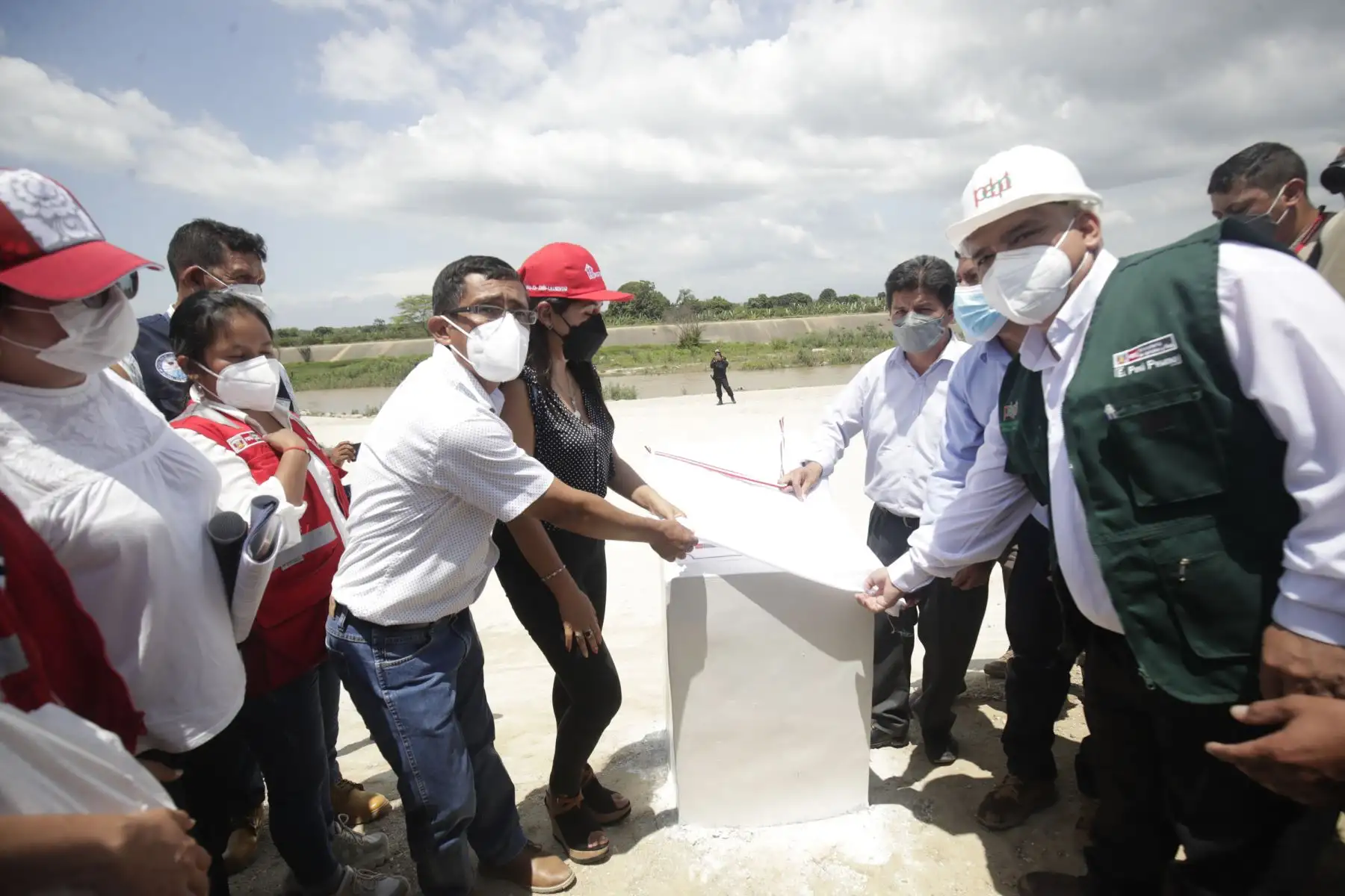 El presidente Pedro Castillo inaugura la bocatoma La Palma y la defensa ribereña en el río Zarumilla, región Tumbes. Foto: ANDINA/Prensa Presidencia