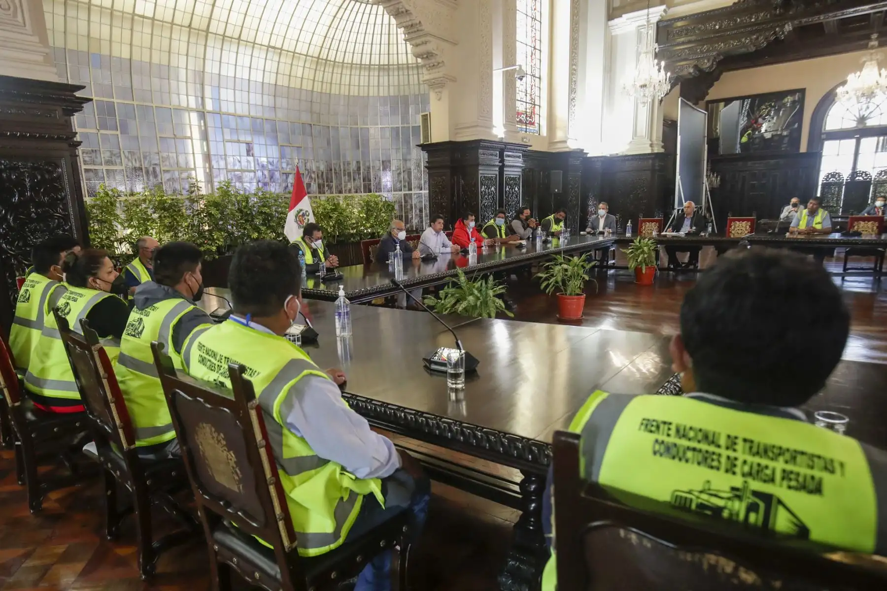 Mandatario se reunió con dirigentes de gremios de transportistas de carga en Palacio de Gobierno. Foto: ANDINA/Prensa Presidencia