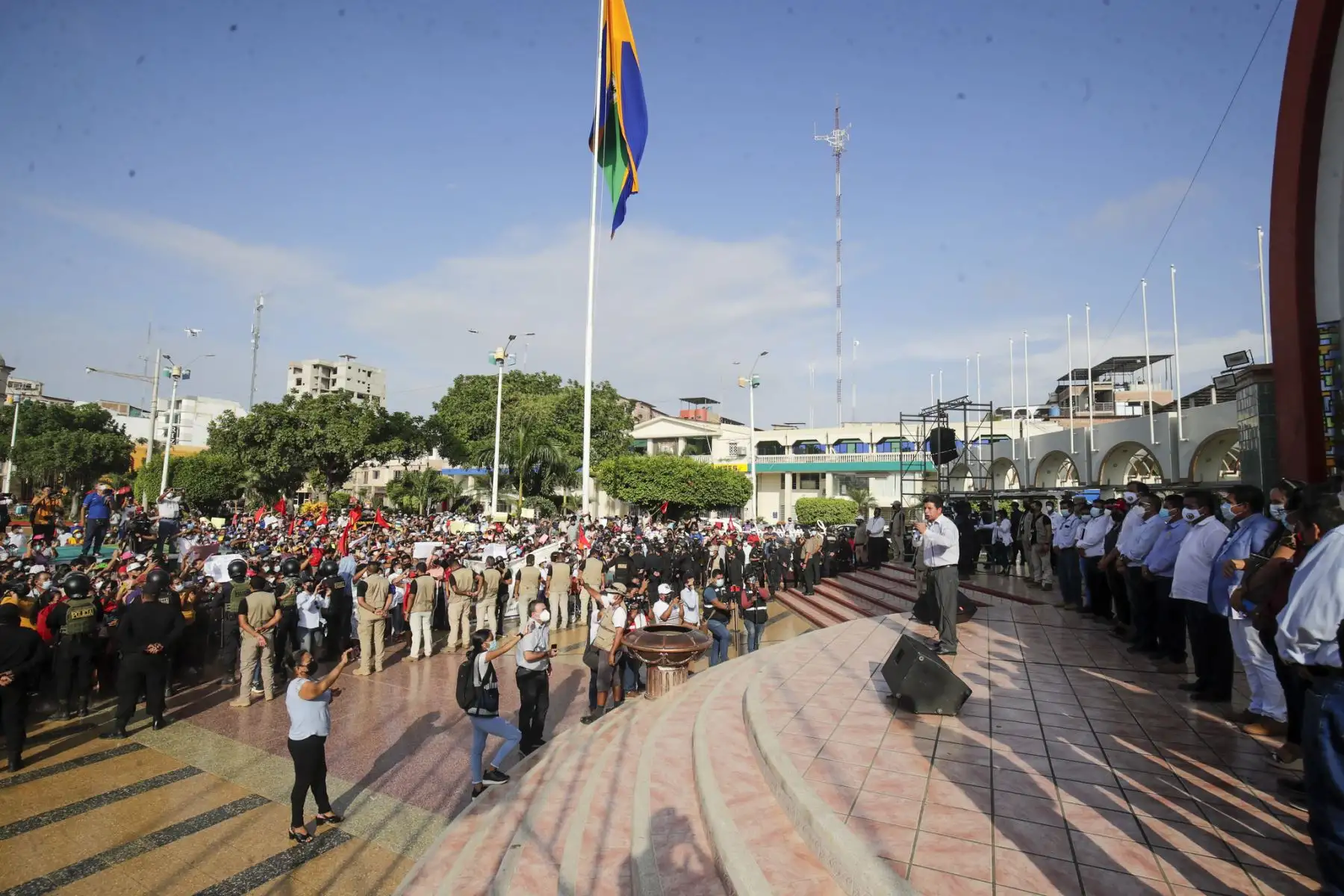 Presidente Pedro Castillo sostiene un encuentro con la población de Tumbes en la Plaza de Armas de esta región norteña. Foto: ANDINA/Prensa Presidencia