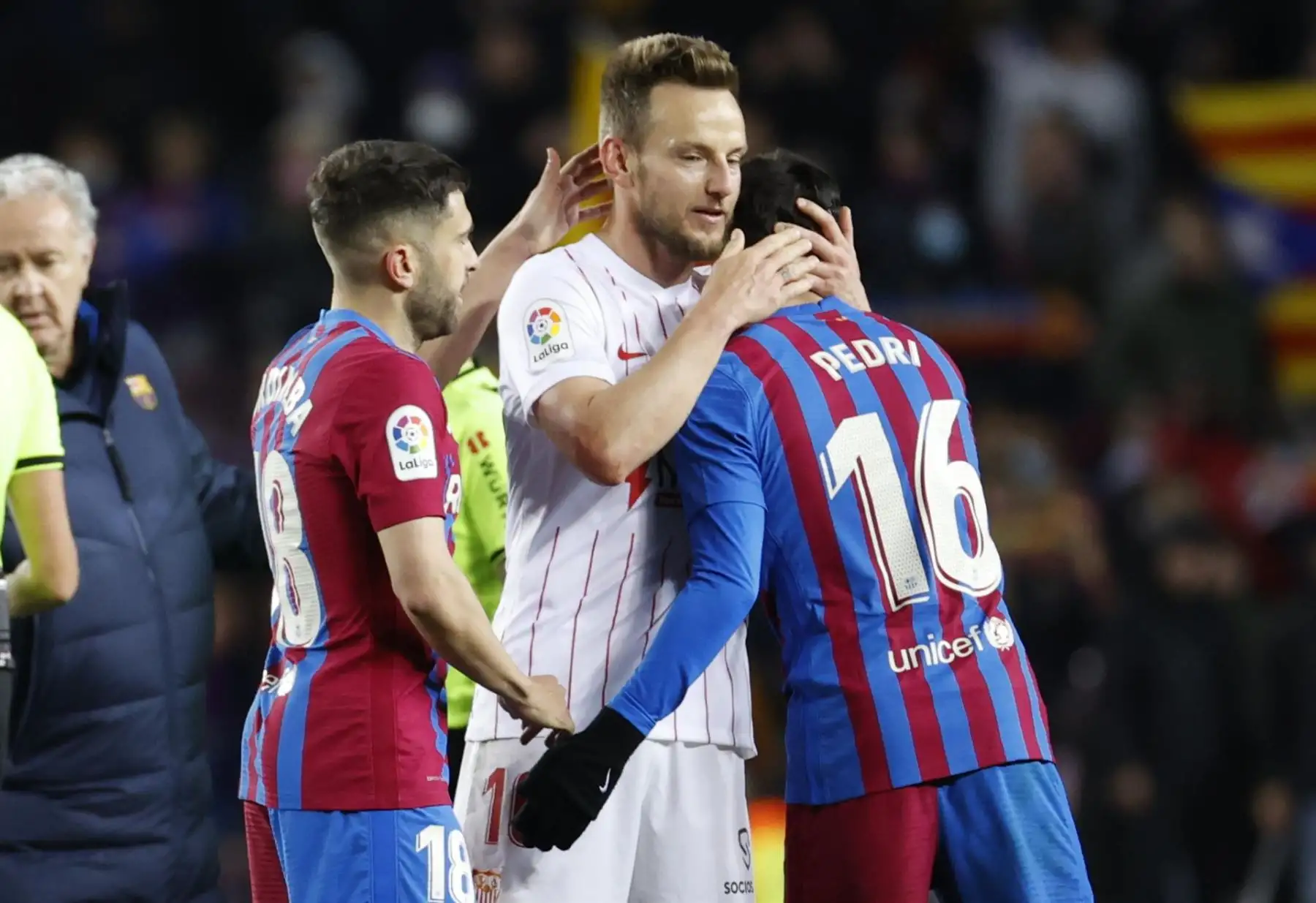 El centrocampista croata del Sevilla Iván Rakitic (c) saluda a Jordi Alba y a Pedri (d), ambos del FC Barcelona, a la finalización del encuentro correspondiente a la jornada 30 de Liga en Primera División que han disputado hoy domingo en el Camp Nou, en Barcelona. EFE