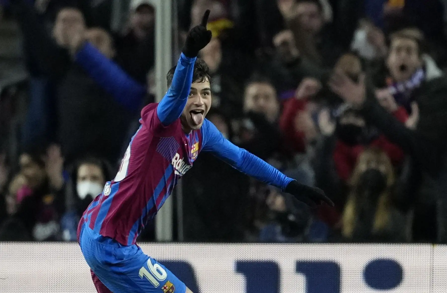El centrocampista del FC Barcelona Pedro González "Pedri" celebra su gol, primero del equipo, durante el encuentro de la jornada 30 de Liga en Primera División que FC Barcelona y Sevilla FC juegan hoy domingo en el Camp Nou, en Barcelona. EFE/Alejandro Garcia
