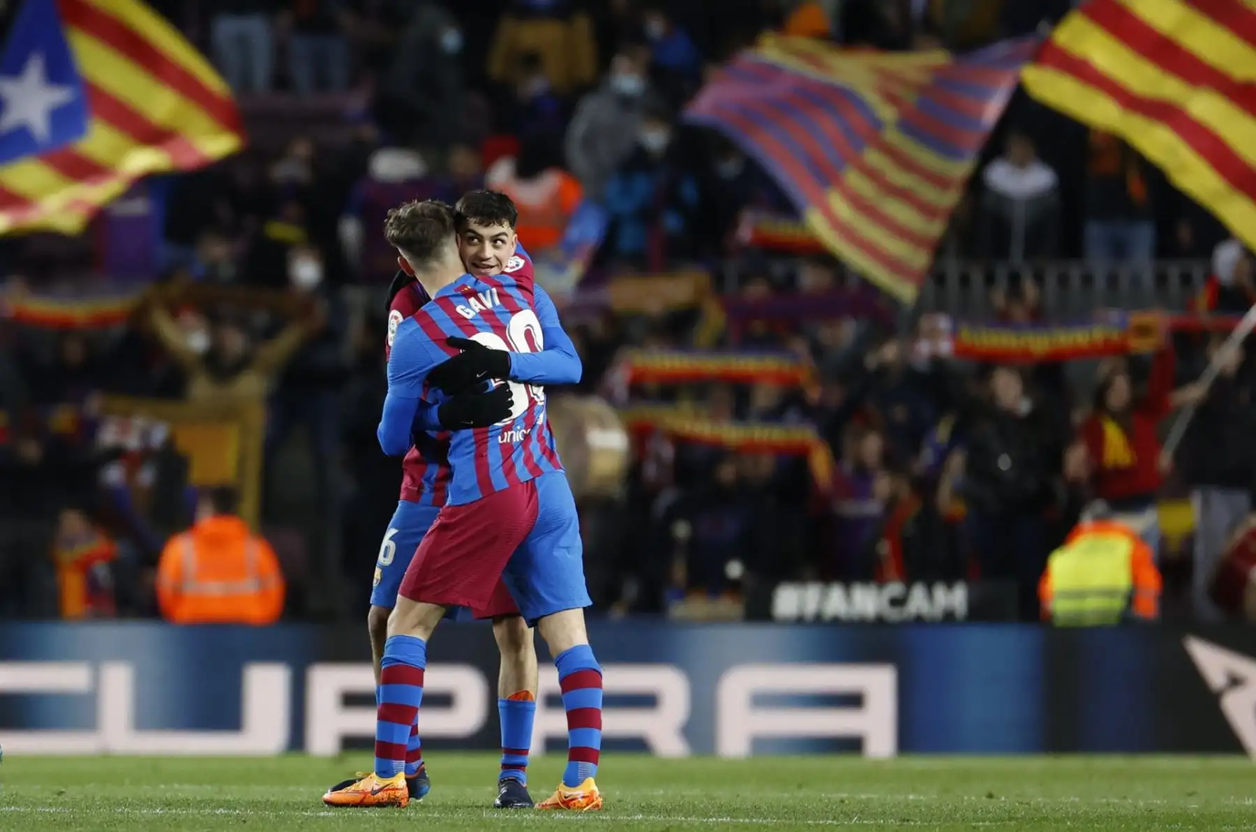Los jugadores del FC Barcelona Gavi (i) y Pedri celebran la victoria tras el encuentro de la jornada 30 de Liga en Primera División que FC Barcelona y Sevilla FC jugaron hoy domingo en el Camp Nou, en Barcelona. EFE/Toni Albir