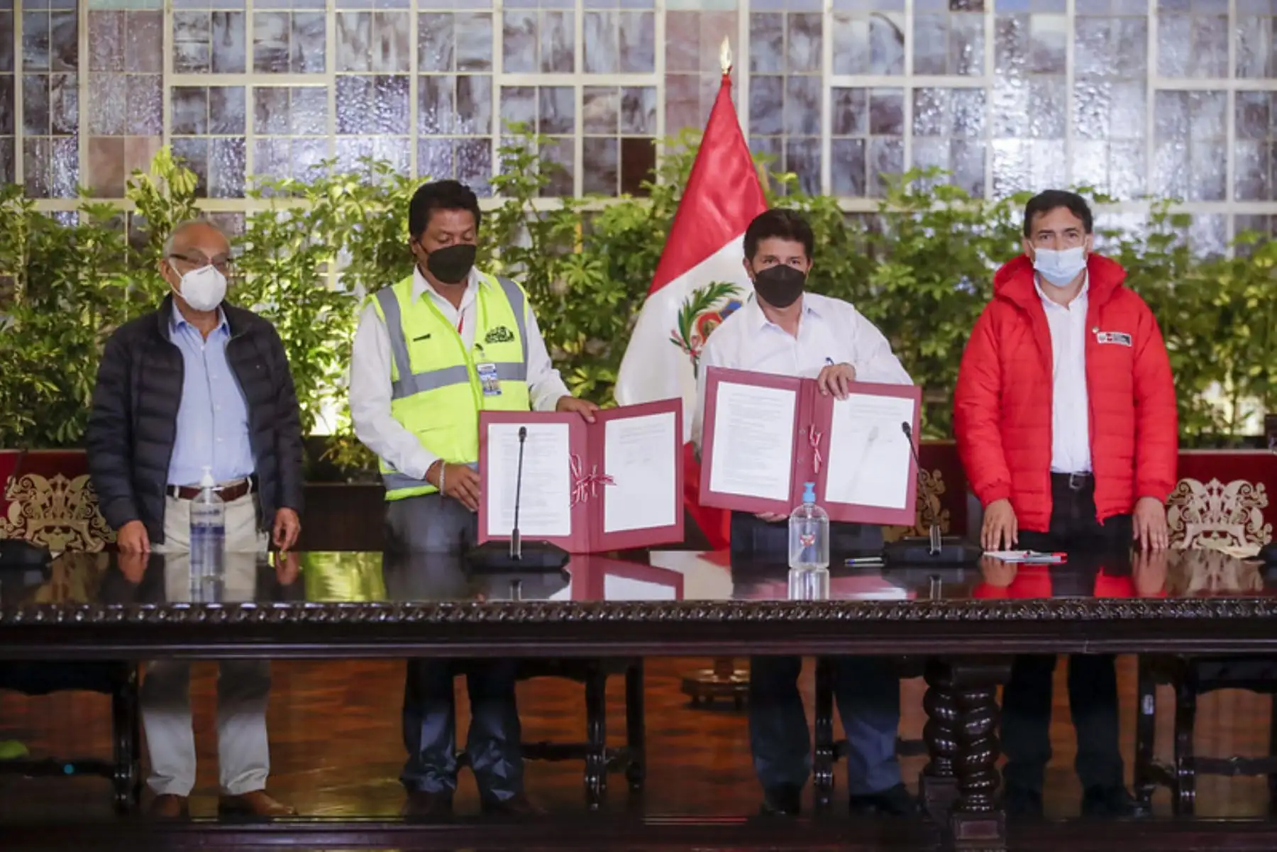 Presidente de la República, Pedro Castillo, firma acta de acuerdo con el Frente Nacional de Transportistas y Conductores de Carga Pesada a nivel nacional. Foto: ANDINA/Prensa Presidencia