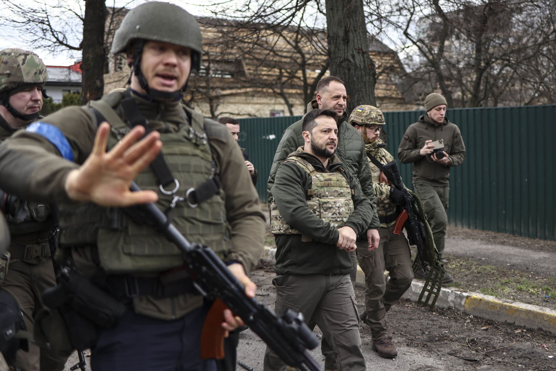 Las tropas ucranianas al recuperar Bucha descubrieron decenas de cadáveres esparcidos en las calles. Foto: AFP