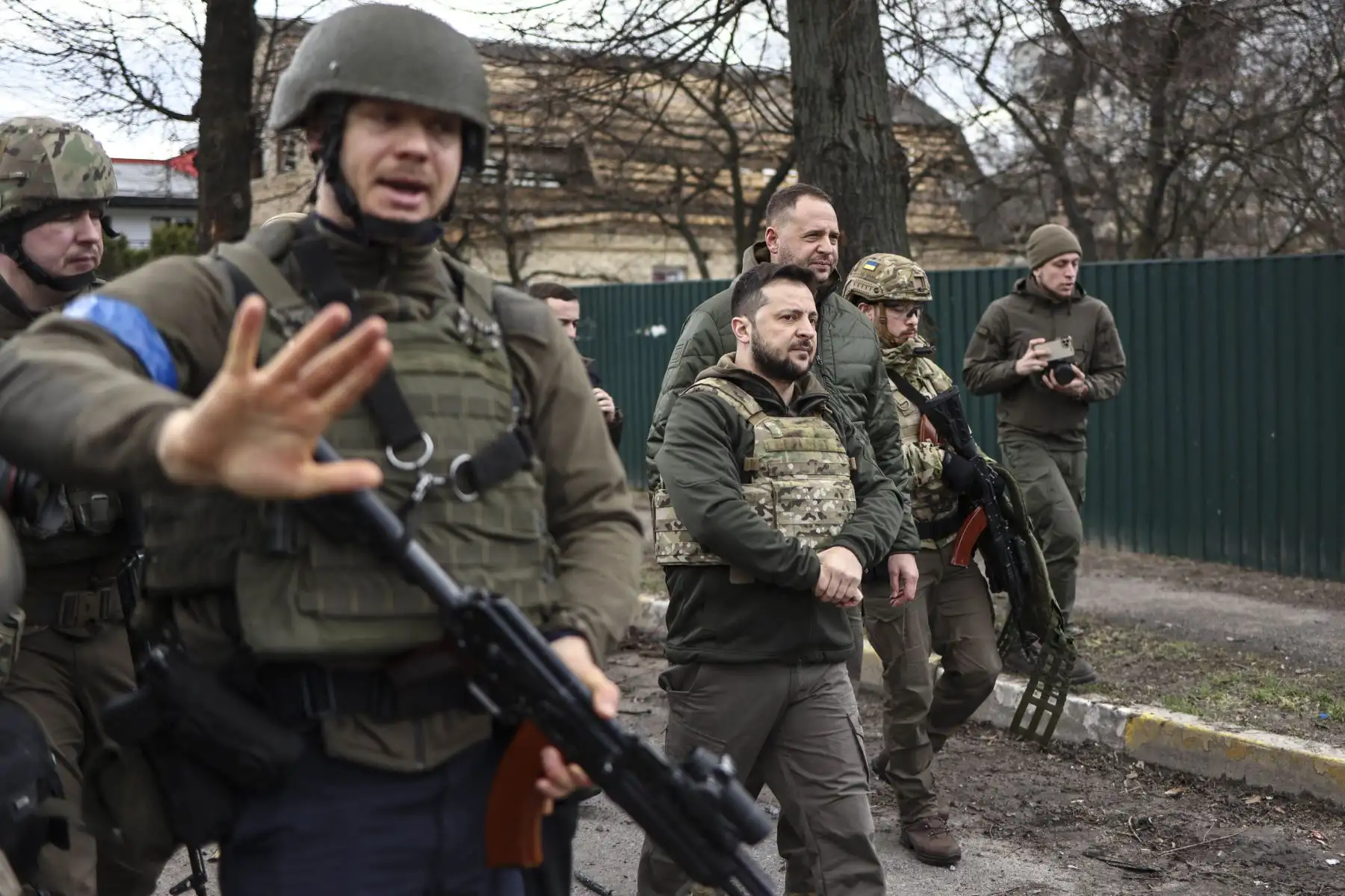 El presidente Volodymyr Zelensky, camina en la ciudad de Bucha, justo al noroeste de la capital de Ucrania. Foto: AFP