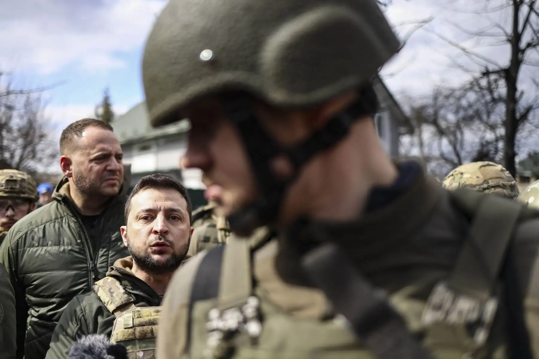 El presidente Volodymyr Zelensky, camina en la ciudad de Bucha, justo al noroeste de la capital de Ucrania. Foto: AFP