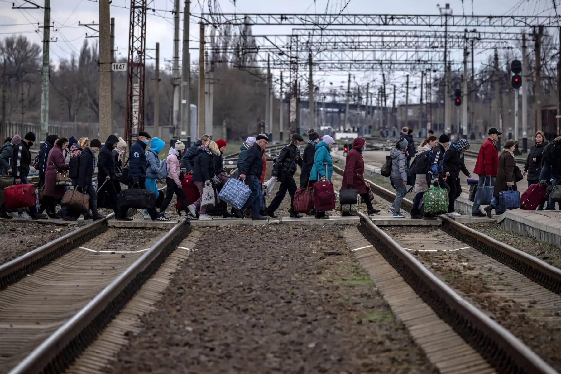 Familias llegan para abordar un tren en la estación central de Kramatorsk mientras huyen de la ciudad oriental de Kramatorsk, en la región de Donbass en Ucrania. Foto: AFP