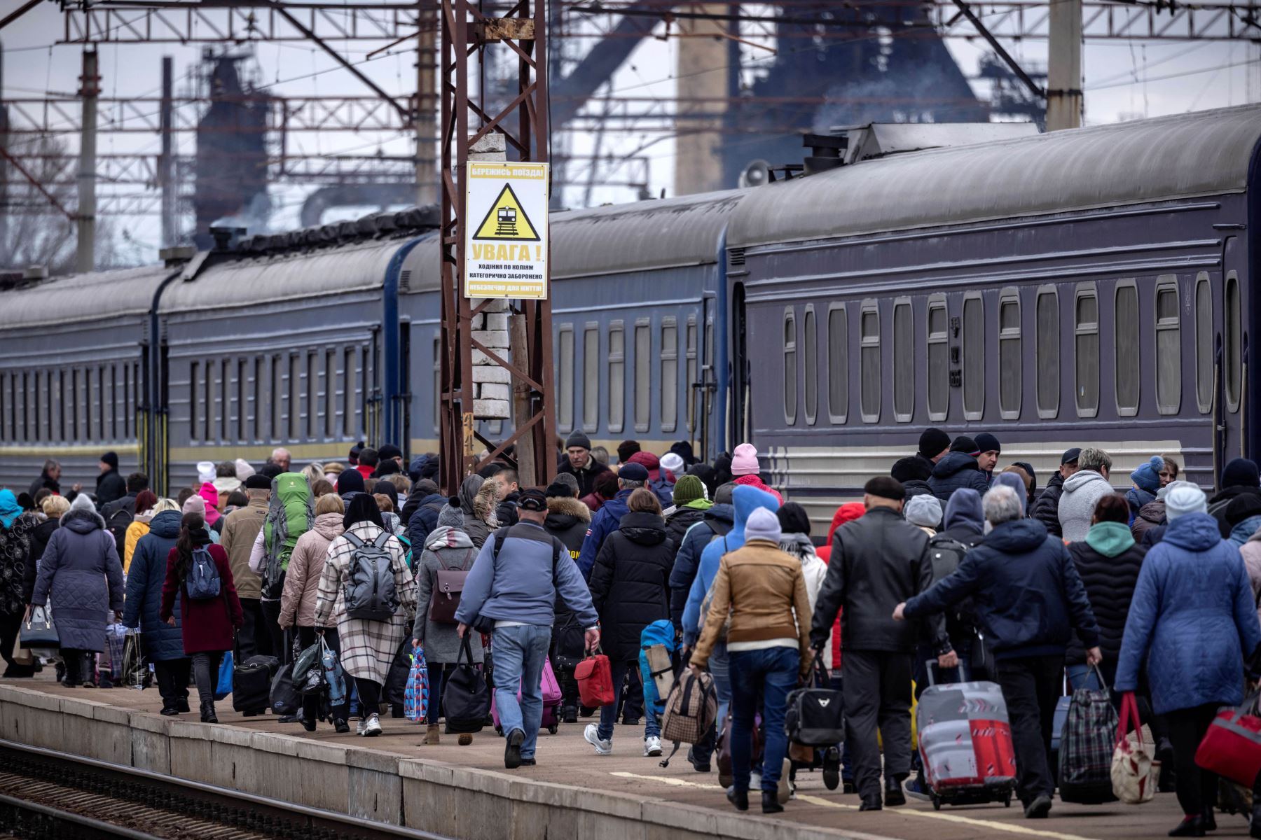 Familias llegan para abordar un tren en la estación central de Kramatorsk mientras huyen de la ciudad oriental de Kramatorsk, en la región de Donbass en Ucrania. Foto: AFP