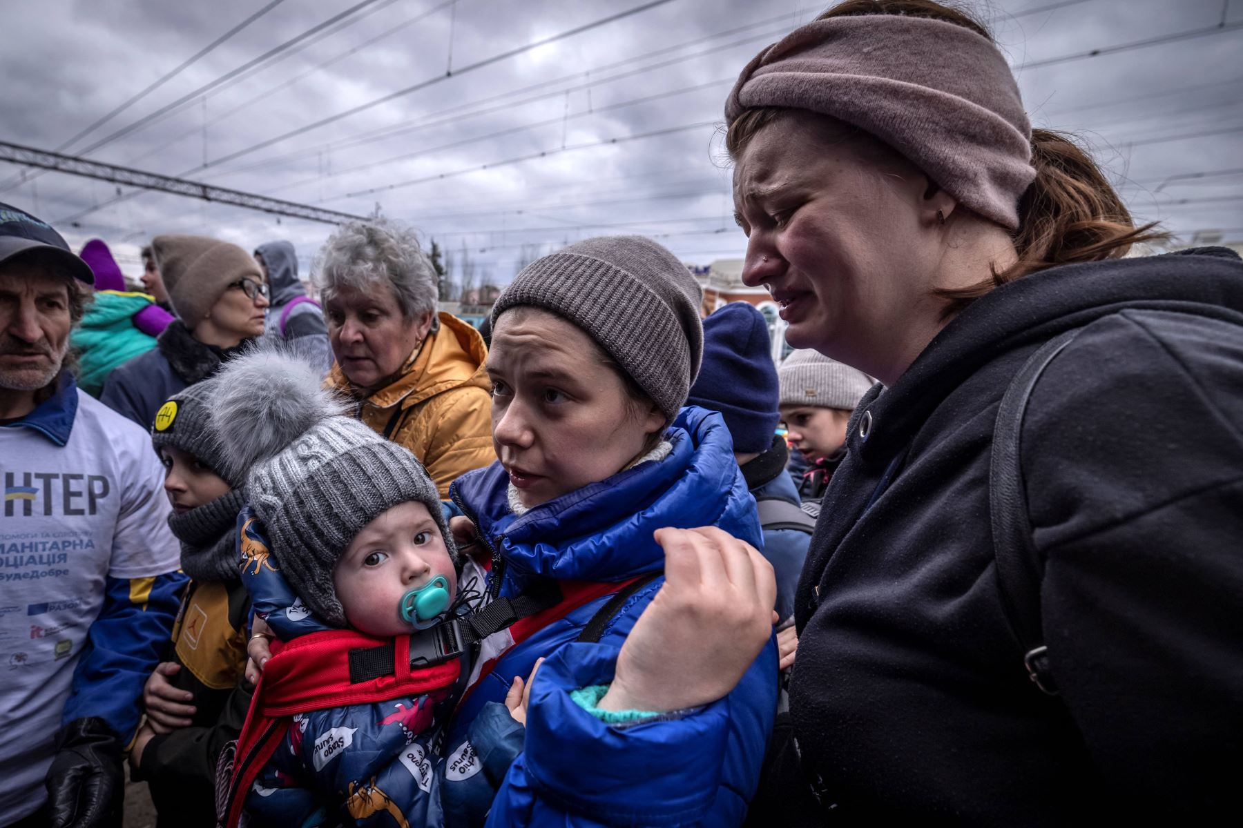 Familias llegan para abordar un tren en la estación central de Kramatorsk mientras huyen de la ciudad oriental de Kramatorsk, en la región de Donbass en Ucrania. Foto: AFP
