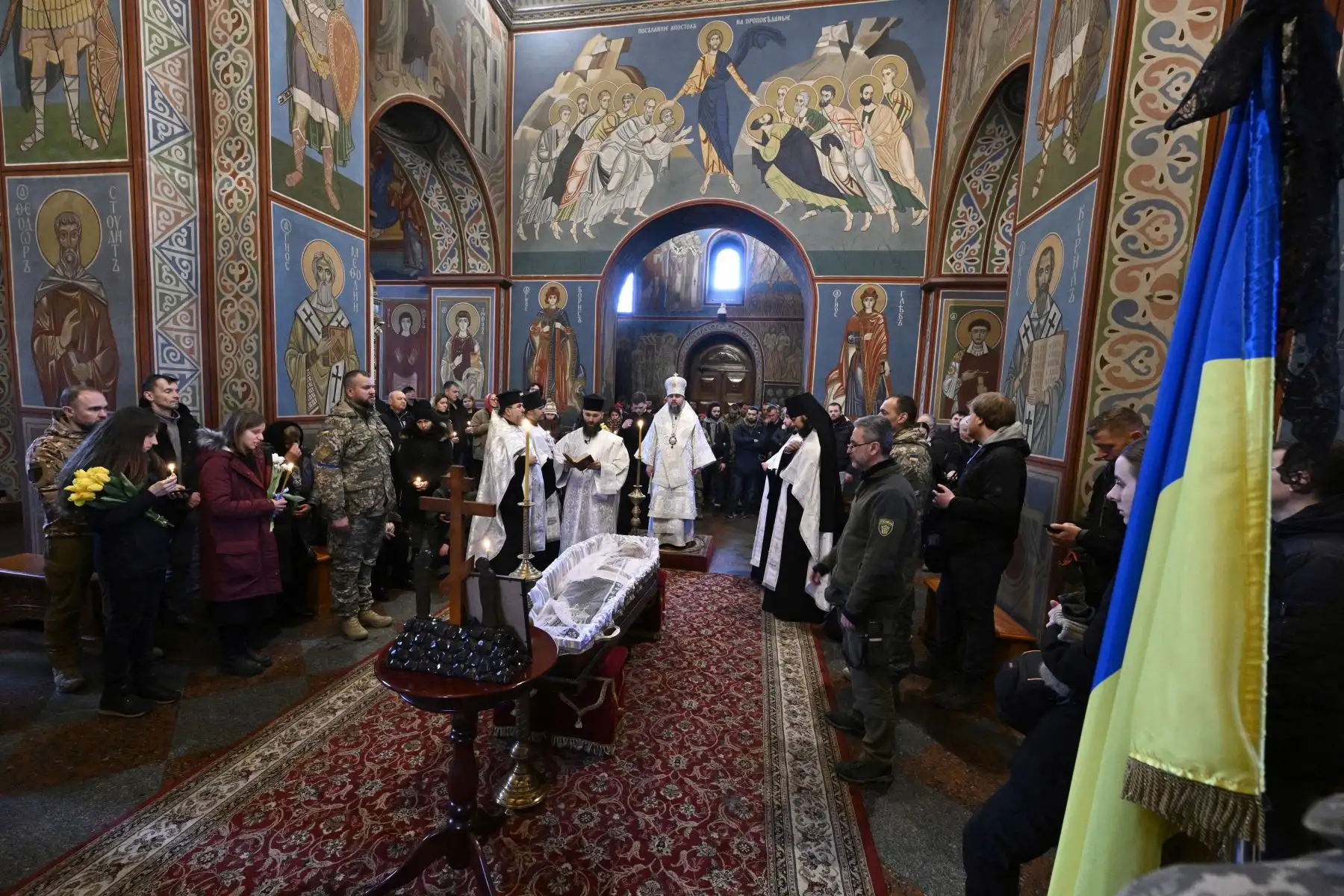 Familiares y amigos asisten a la ceremonia fúnebre del difunto fotógrafo y documentalista ucraniano Maks Levin en la Catedral de la Cúpula Dorada de Mykhaylovsky en Kiev. Foto: AFP