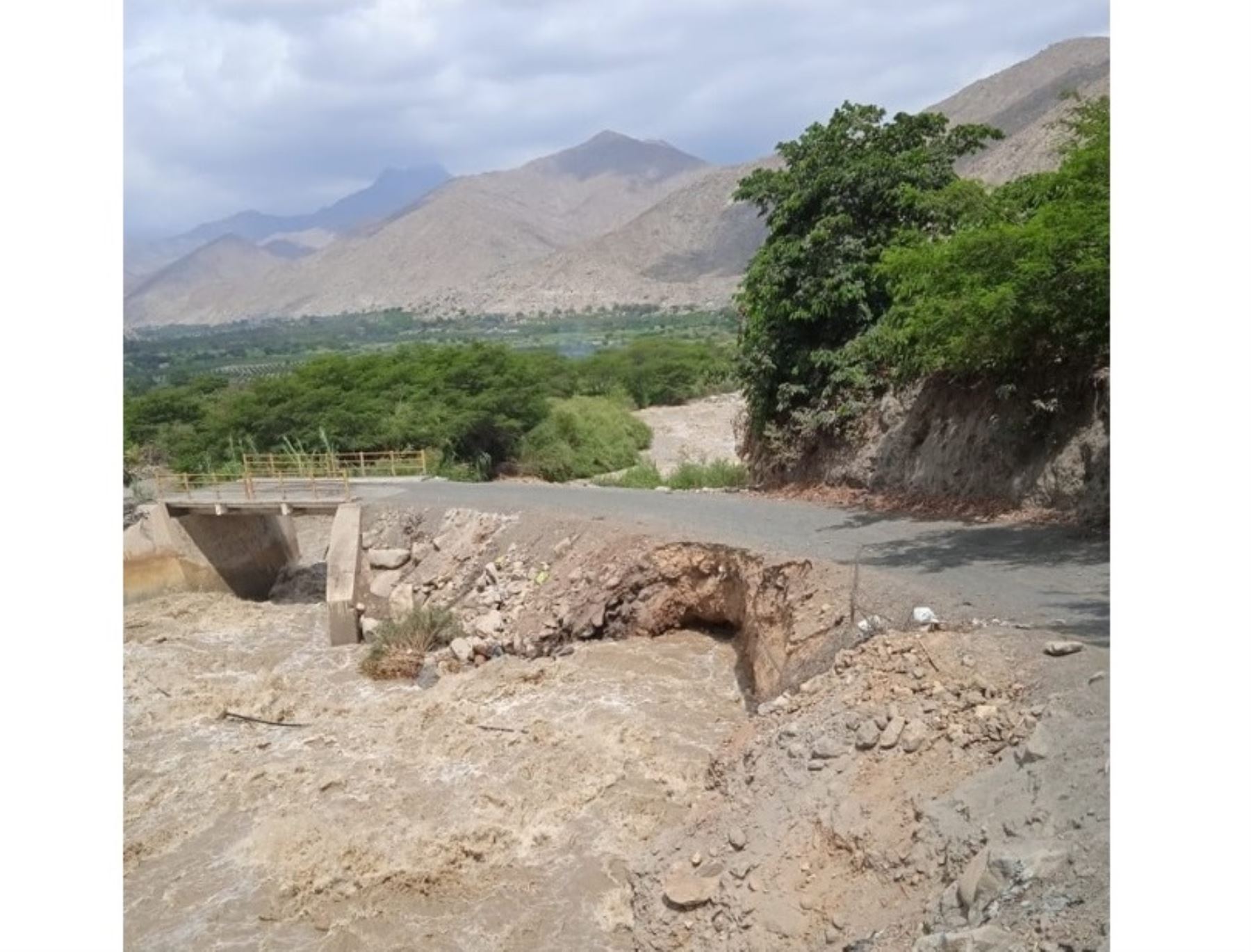Aumento del caudal del río Yaután afecta puente y vía peatonal en la provincia de Casma, región Áncash. Foto: ANDINA/Difusión.
