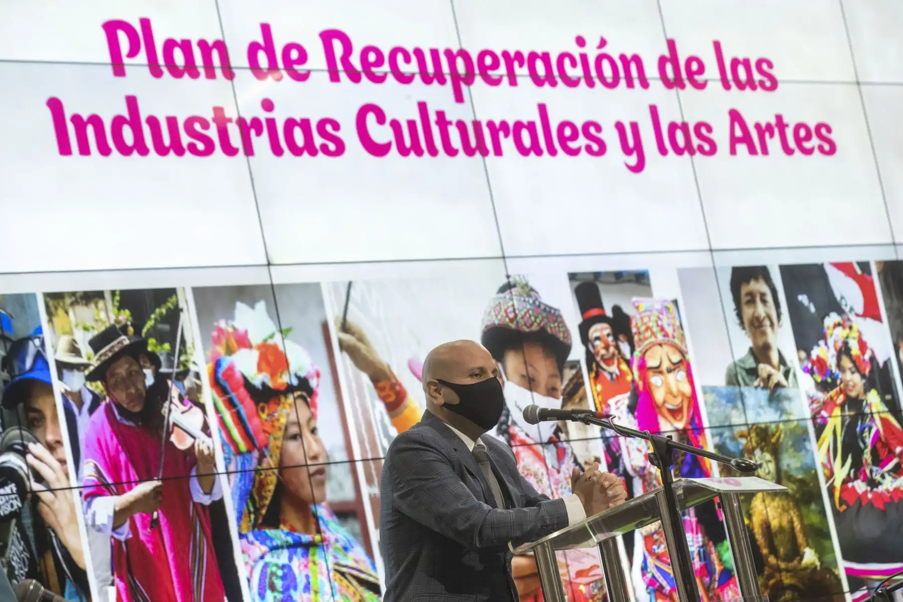 El ministro de Cultura, Alejandro Salas, participó de la ceremonia de lanzamiento del Plan de Recuperación de las Industrias Culturales y las Artes al 2030, que es un instrumento de gestión del Ministerio de Cultura, elaborado por la Dirección General de Industrias Culturales y Artes, con la asistencia técnica de UNESCO Perú y el apoyo del Gobierno de Suecia, con el objetivo de establecer la ruta a largo plazo para la reactivación del sector en respuesta al impacto del COVID19.  Foto: ANDINA/Carla Patiño