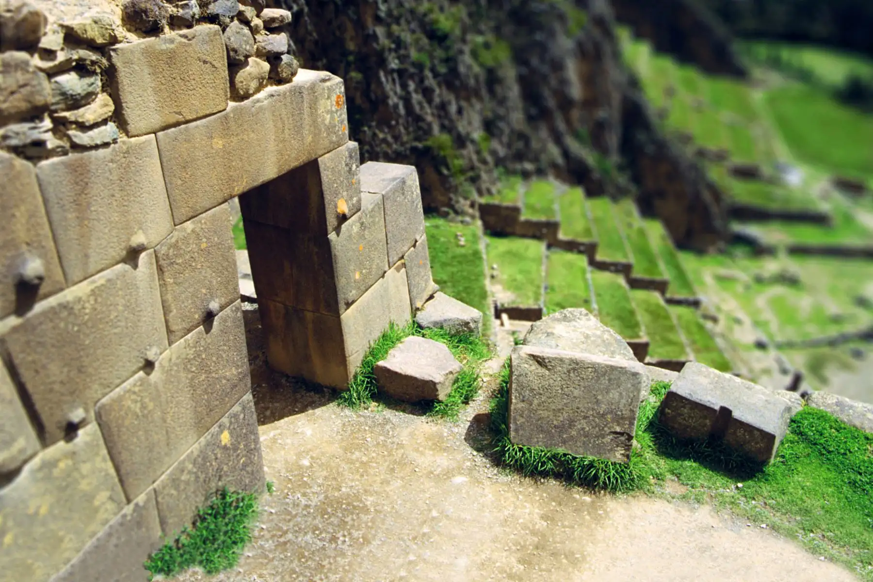 Portada trapezoidal y andeneria en la parte alta de la ciudadela de Ollantaytambo. Foto: Promperú
