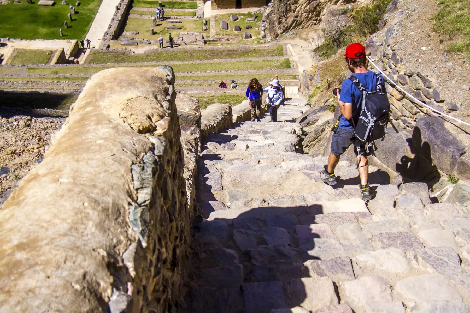 Turistas visitan la fortaleza de Ollantaytambo. Foto: Promperú