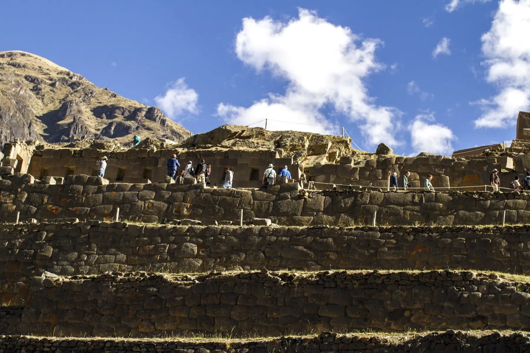 Turistas visitan la fortaleza de Ollantaytambo. Foto: Promperú