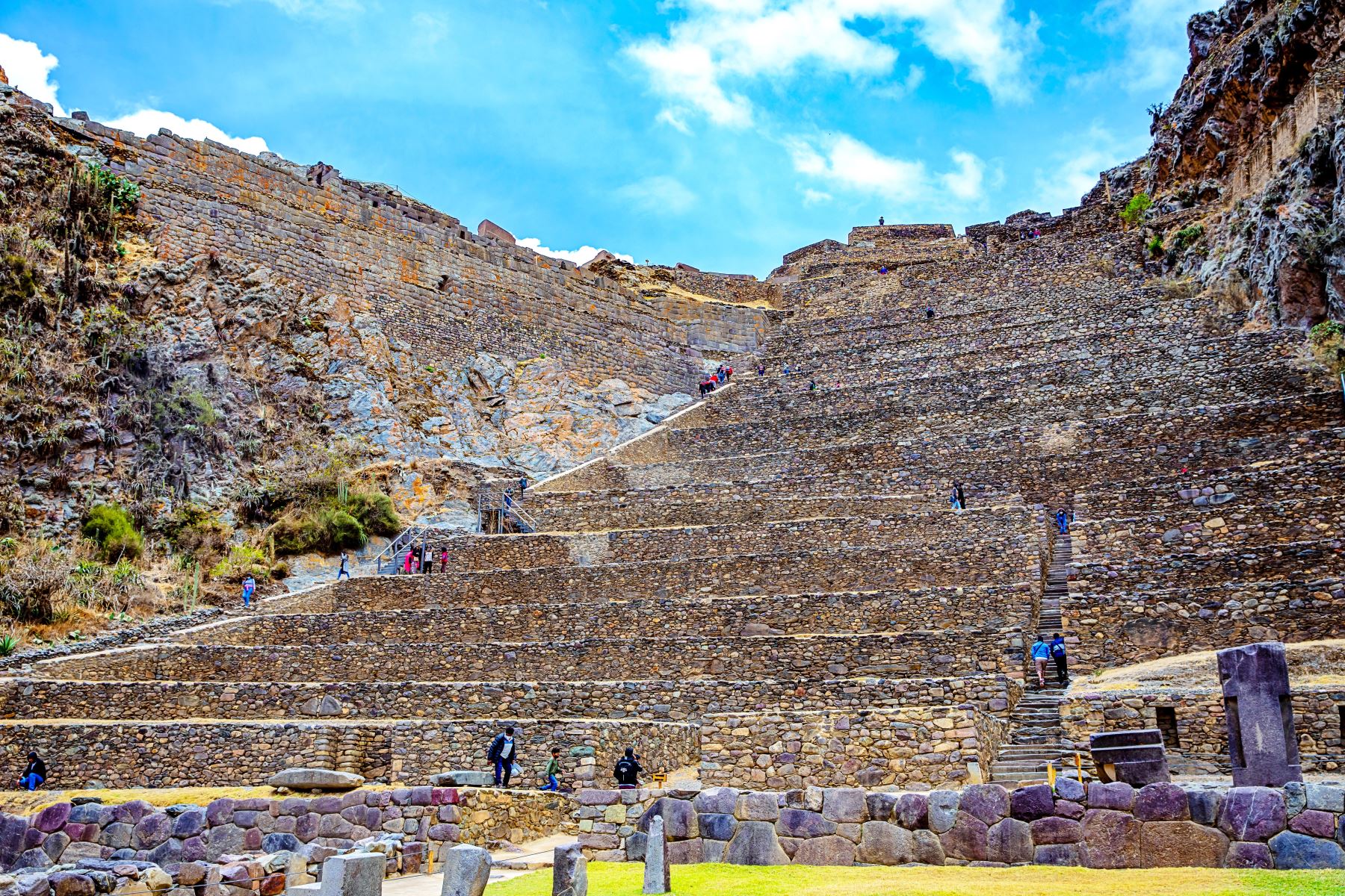 Turistas visitan la fortaleza de Ollantaytambo. Foto: Promperú