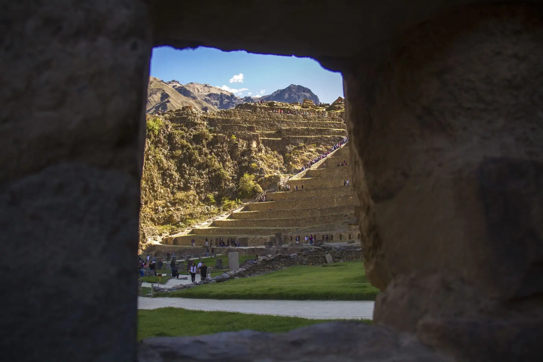 Turistas visitan la fortaleza de Ollantaytambo. Foto: Promperú