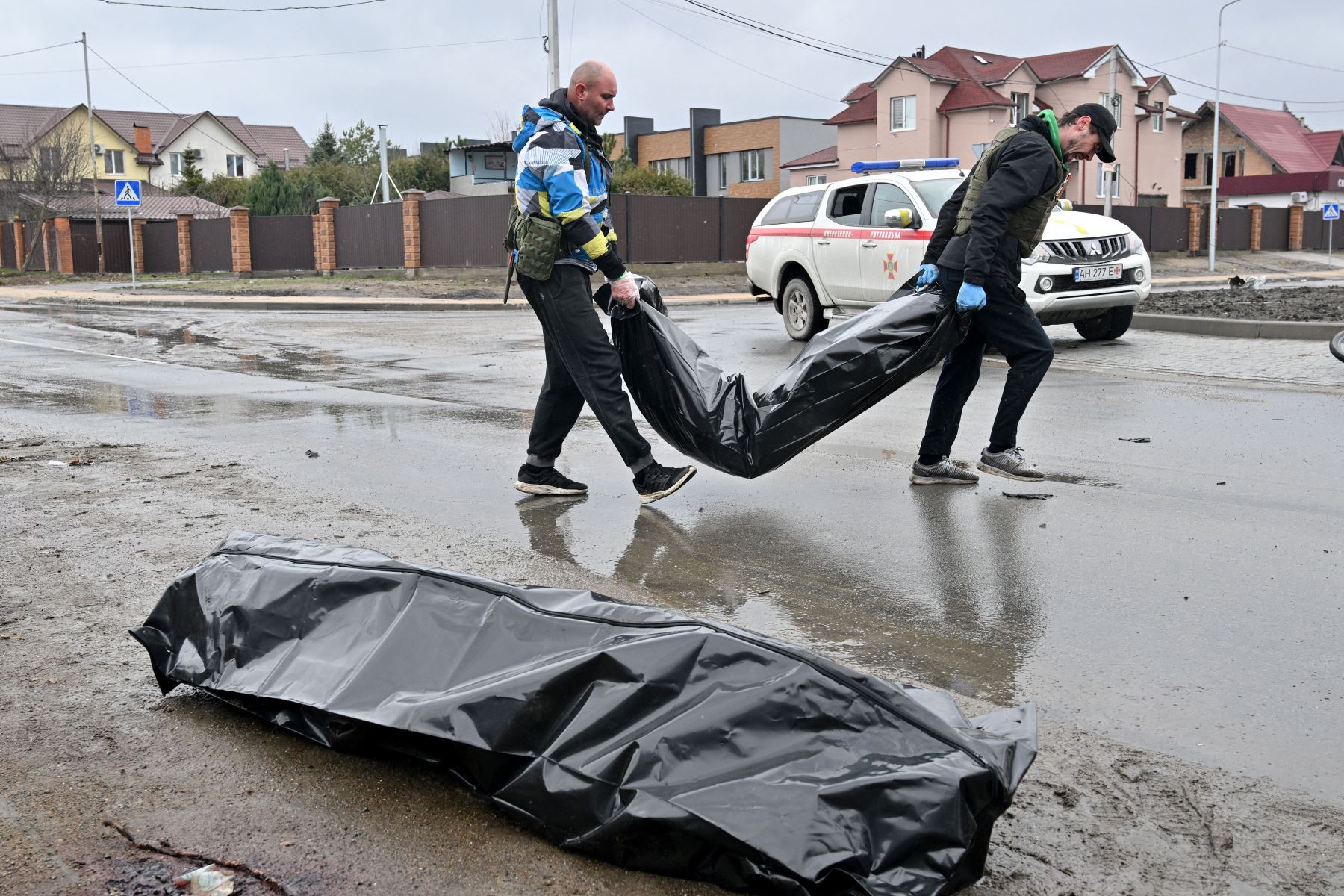 Cuando las fuerzas ucranianas retomaron el control de la localidad, se descubrieron cuerpos de civiles en las calles de la ciudad. Foto: AFP
