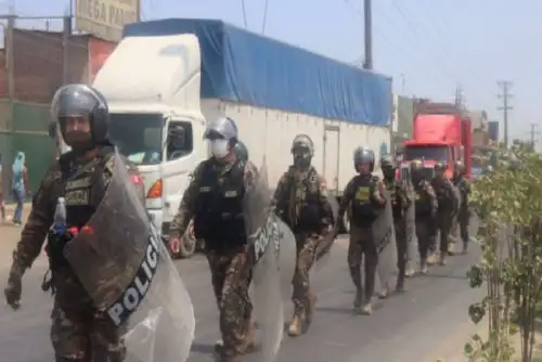 Algunos malos elementos aprovechan el paro de transportistas para realizar destrozos, saqueos y actos de vandalismo, por lo que las fuerzas policiales están efectuando las capturas que correspondan bajo el respeto irrestricto de los derechos humanos, remarca el titular del Mininter.