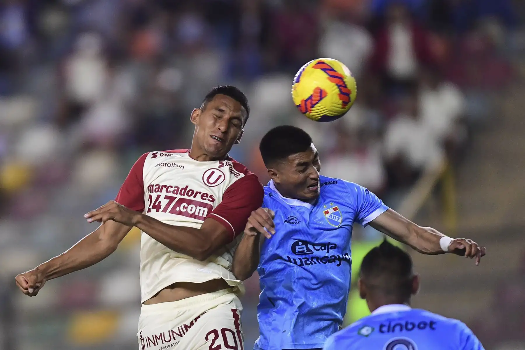 Universitario de deportes voltea el marcado en el segundo tiempo y va ganando por 2 -1 al ADT de Tarma, en el Estadio Monumental en Ate. 
Foto: ANDINA/Liga 1