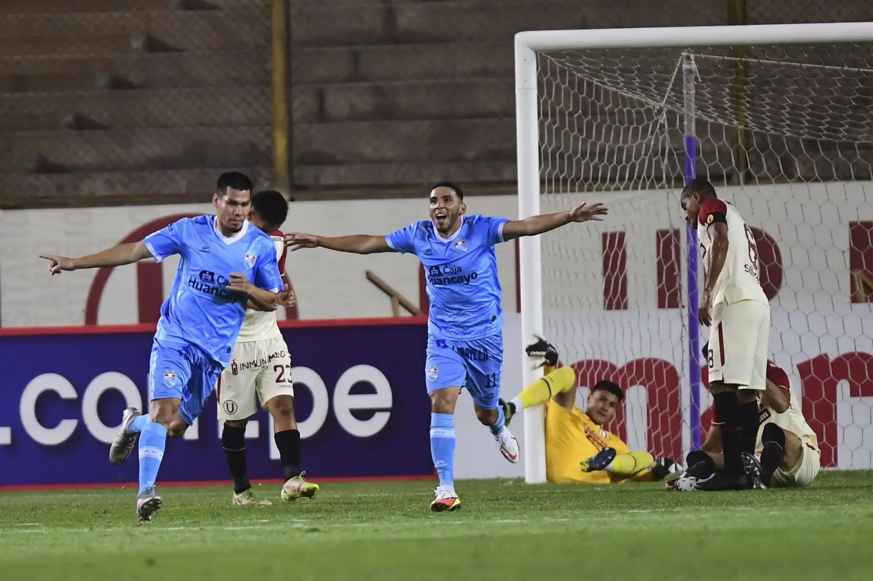 Hernán Rengifo marca el 1-0 para el ADT de Tarma en el encuentro ante Universitario de deportes. 
Foto:ANDINA/Liga 1