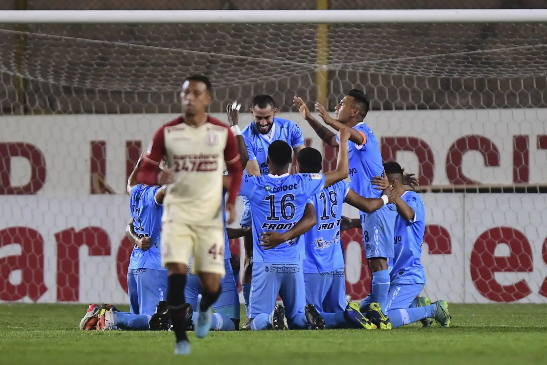Hernán Rengifo marca el 1-0 para el ADT de Tarma en el encuentro ante Universitario de deportes. 
Foto:ANDINA/Liga 1
