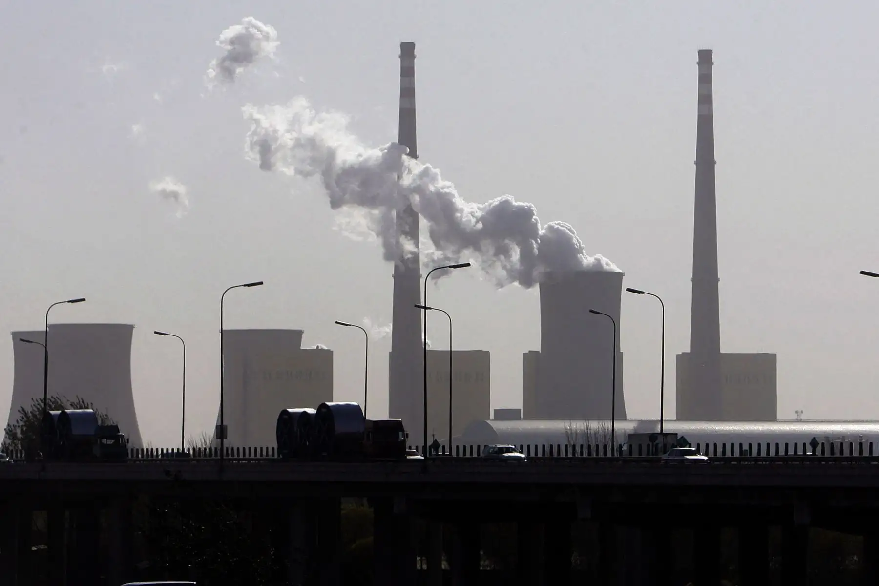 Solamente el 10% de la electricidad producida en el mundo en 2021 proviene de la energía solar o eólica. Foto: AFP