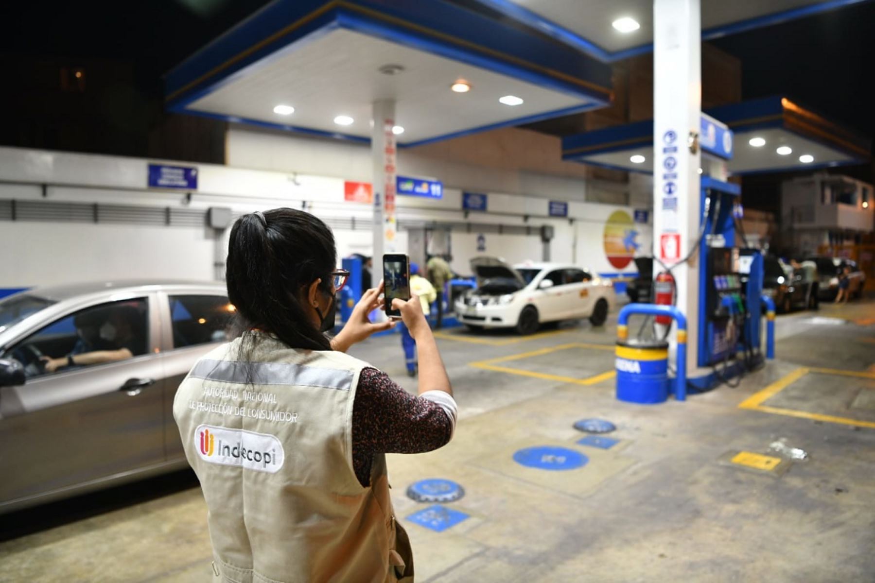Personal de Indecopi verifica reducción de precios de combustibles. Foto: Cortesía.