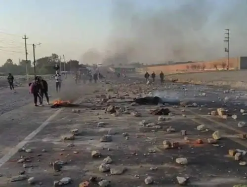 La carretera Panamericana Sur permanece bloqueada en diversos tramos de la región Ica. Foto: cortería: Canal 29 Red Digital Ica.