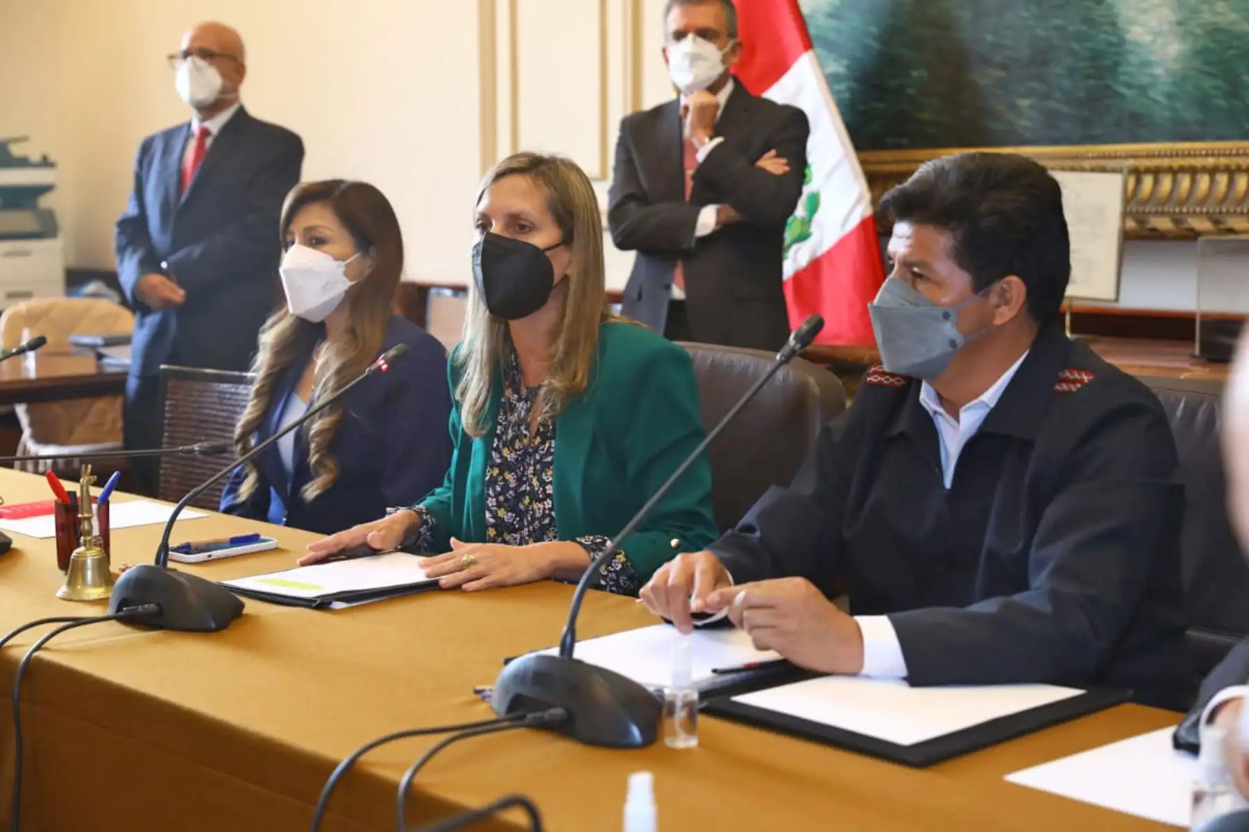 El presidente Pedro Castillo y ministros de Estado se reúnen con integrantes de la Mesa Directiva y voceros de bancadas, en atención a la invitación formulada por el Parlamento. Foto: Congreso