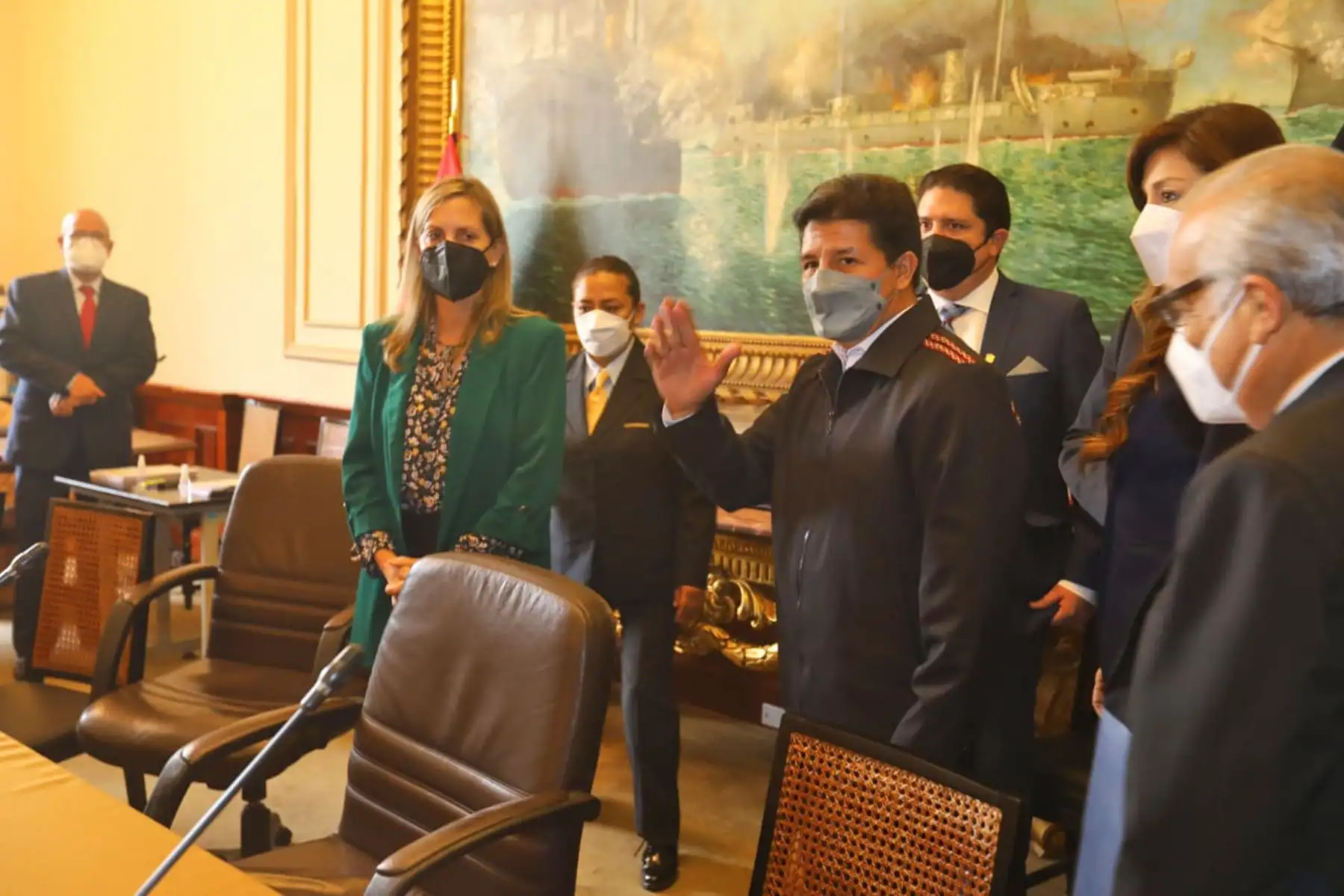 El presidente Pedro Castillo y ministros de Estado se reúnen con integrantes de la Mesa Directiva y voceros de bancadas, en atención a la invitación formulada por el Parlamento. Foto: Congreso