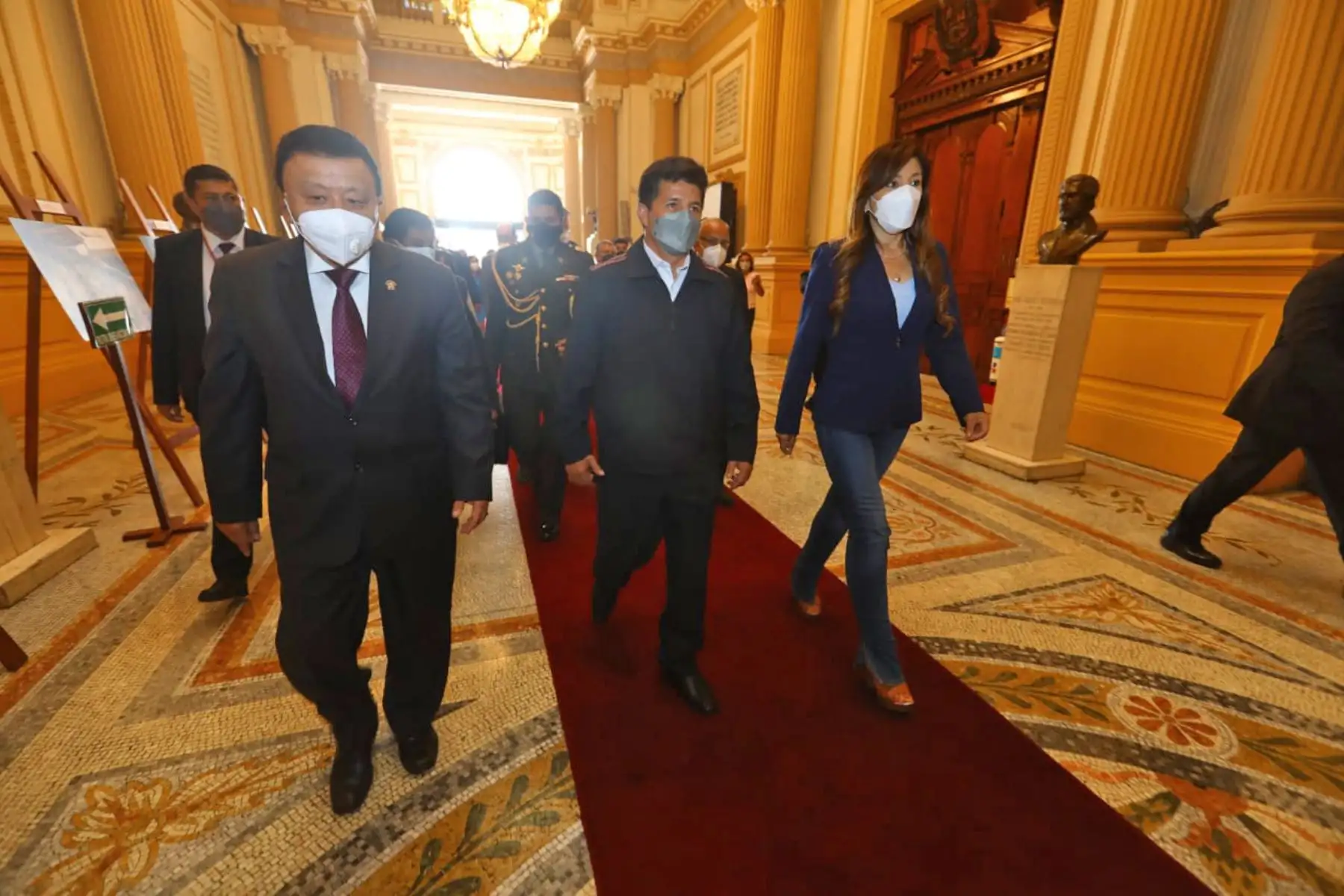 El presidente Pedro Castillo y ministros de Estado se reúnen con integrantes de la Mesa Directiva y voceros de bancadas, en atención a la invitación formulada por el Parlamento. Foto: Congreso