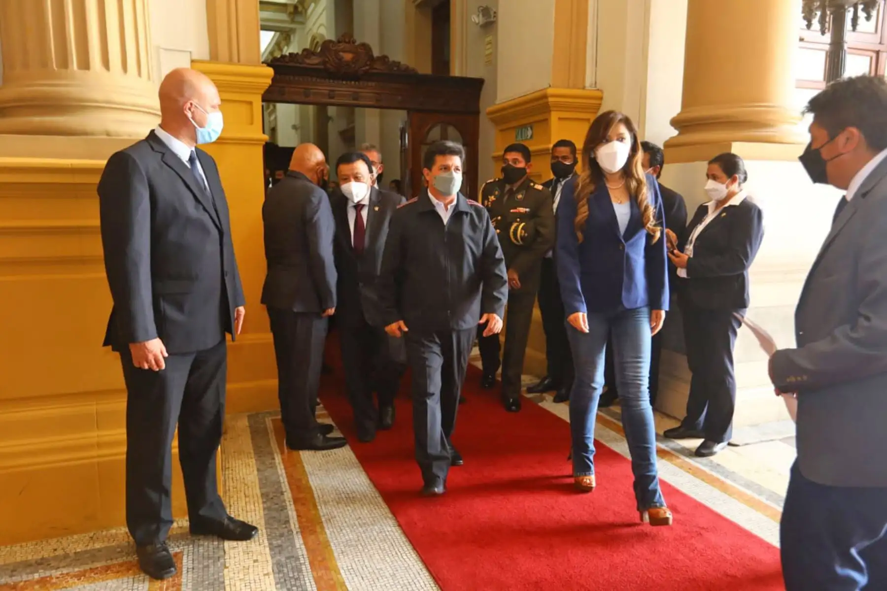 El presidente Pedro Castillo y ministros de Estado se reúnen con integrantes de la Mesa Directiva y voceros de bancadas, en atención a la invitación formulada por el Parlamento. Foto: Congreso