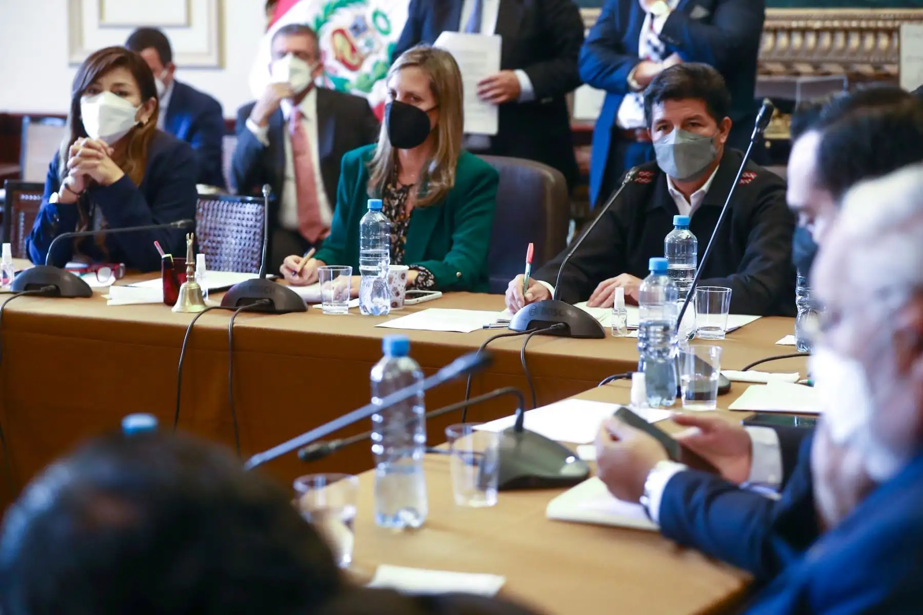 El presidente Pedro Castillo y ministros de Estado se reúnen con integrantes de la Mesa Directiva y voceros de bancadas, en atención a la invitación formulada por el Parlamento. Foto: Congreso