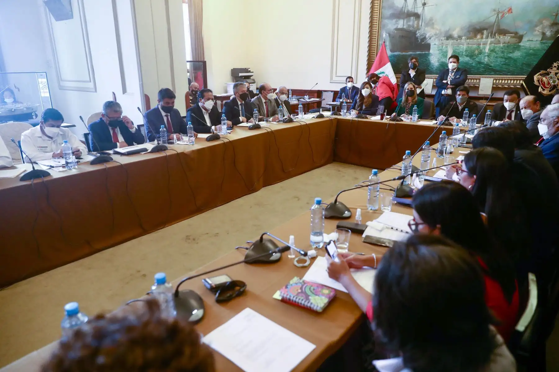 El presidente Pedro Castillo y ministros de Estado se reúnen con integrantes de la Mesa Directiva y voceros de bancadas, en atención a la invitación formulada por el Parlamento. Foto: Congreso