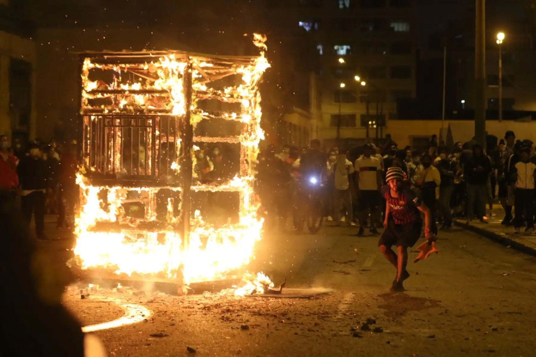 Destrozos producidos durante manifestaciones en la avenida Abancay.
 Foto: ANDINA/ Eddy Ramos