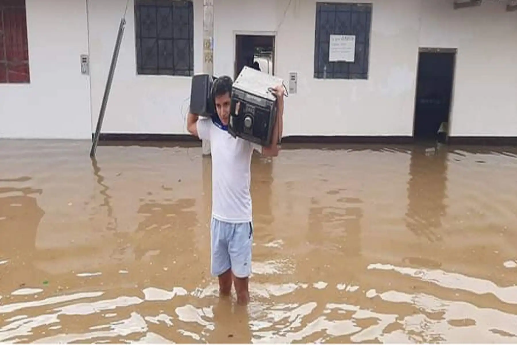 El Ejecutivo prorrogó el estado de emergencia en el distrito de Limabamba de la provincia de Rodríguez de Mendoza, en el departamento de Amazonas, debido al impacto de daños a consecuencia de intensas precipitaciones pluviales, a fin de continuar con la ejecución de medidas y acciones de excepción necesarias, de rehabilitación que correspondan.
