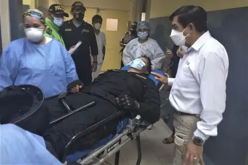 Ministro Alfonso Chávarry visitó a agentes en el hospital de la Policía Nacional.ANDINA/Mininter