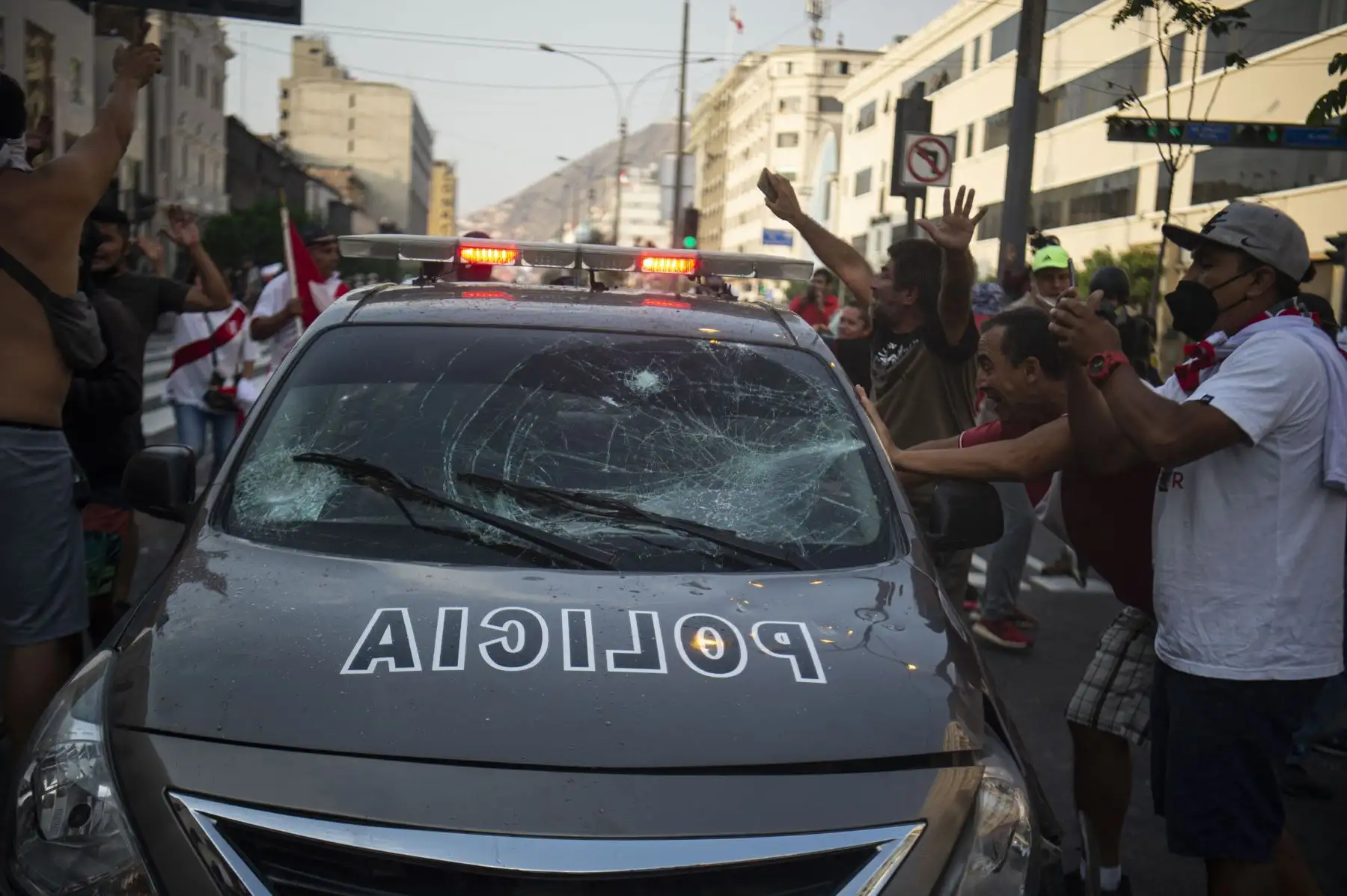 La gente choca con la policía antidisturbios durante una protesta contra el gobierno del presidente de Perú, Pedro Castillo, en Lima el 05 de abril de 2022.
Foto: AFP
