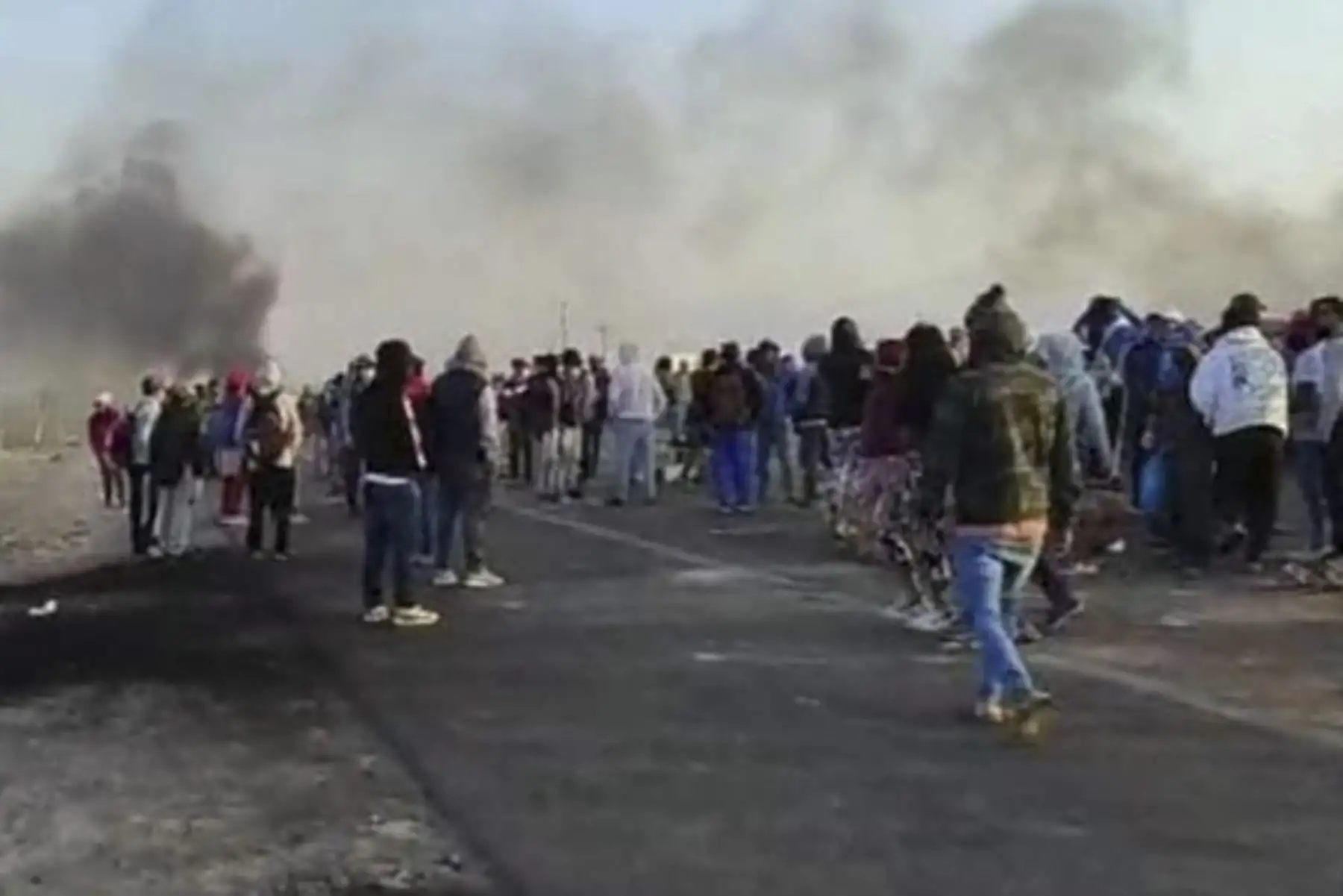 En ambas carreteras de ingreso a la ciudad de Arequipa, que fueron bloqueadas por las manifestantes, hay un fuerte resguardo policial para mantener el orden público en la zona.ANDINA/Difusión
