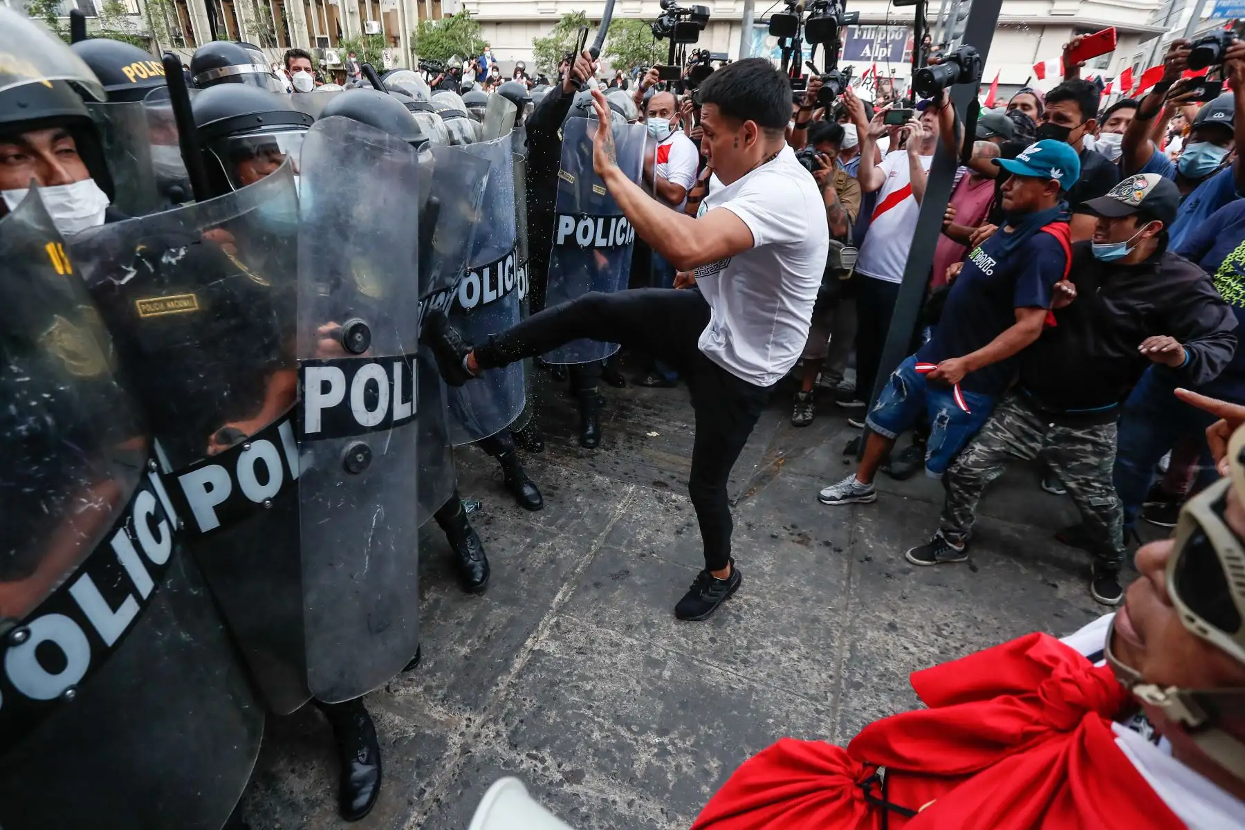 Vándalos infiltrados en las protestas en el Centro de Lima han originado destrozos en distintas instituciones públicas y han atacado a patrulleros, así como a algunos periodistas que cubrían la manifestación.
Foto: ANDINA/Renato Pajuelo