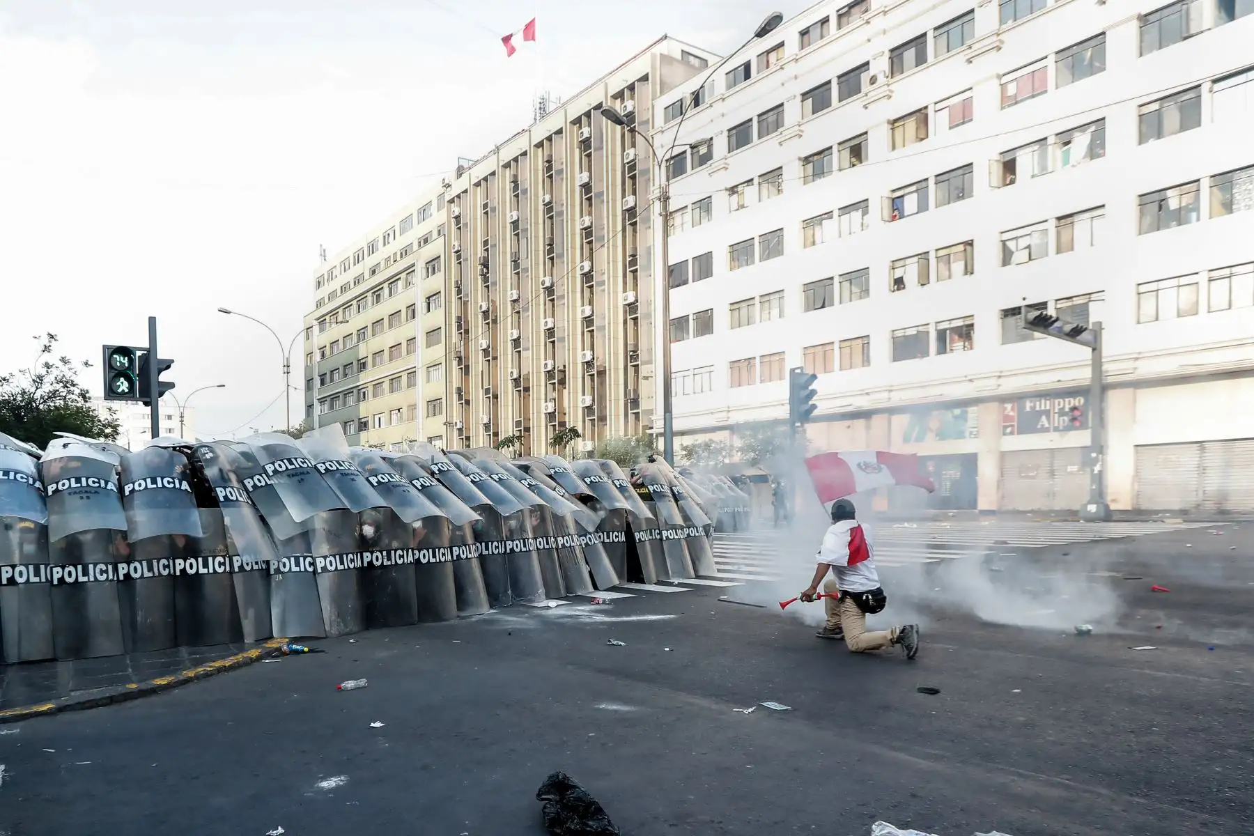 Vándalos infiltrados en las protestas en el Centro de Lima han originado destrozos en distintas instituciones públicas y han atacado a patrulleros, así como a algunos periodistas que cubrían la manifestación.
Foto: ANDINA/Renato Pajuelo