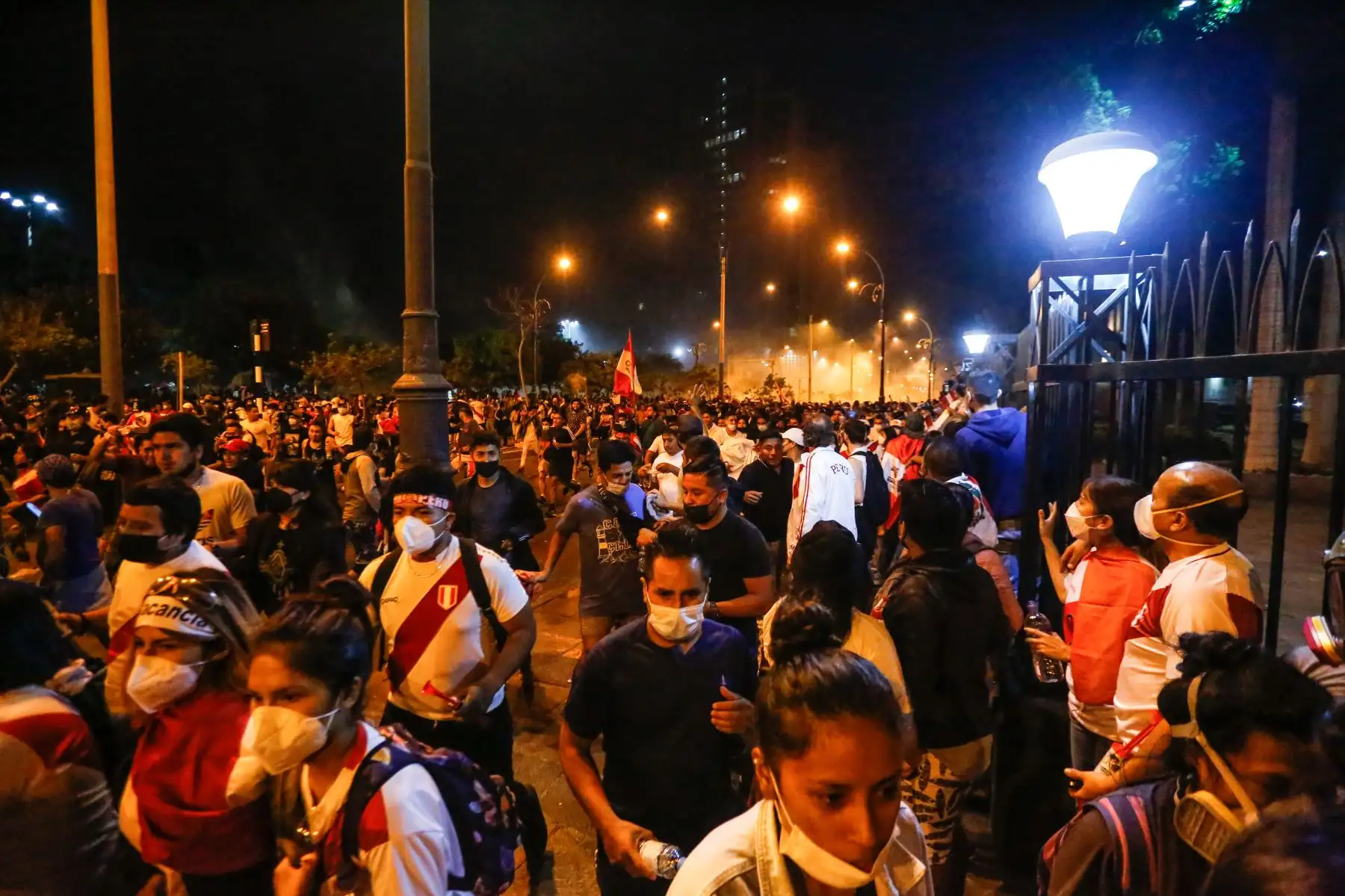 Vándalos infiltrados en las protestas en el Centro de Lima han originado destrozos en distintas instituciones públicas y han atacado a patrulleros, así como a algunos periodistas que cubrían la manifestación.
Foto: ANDINA/Renato Pajuelo