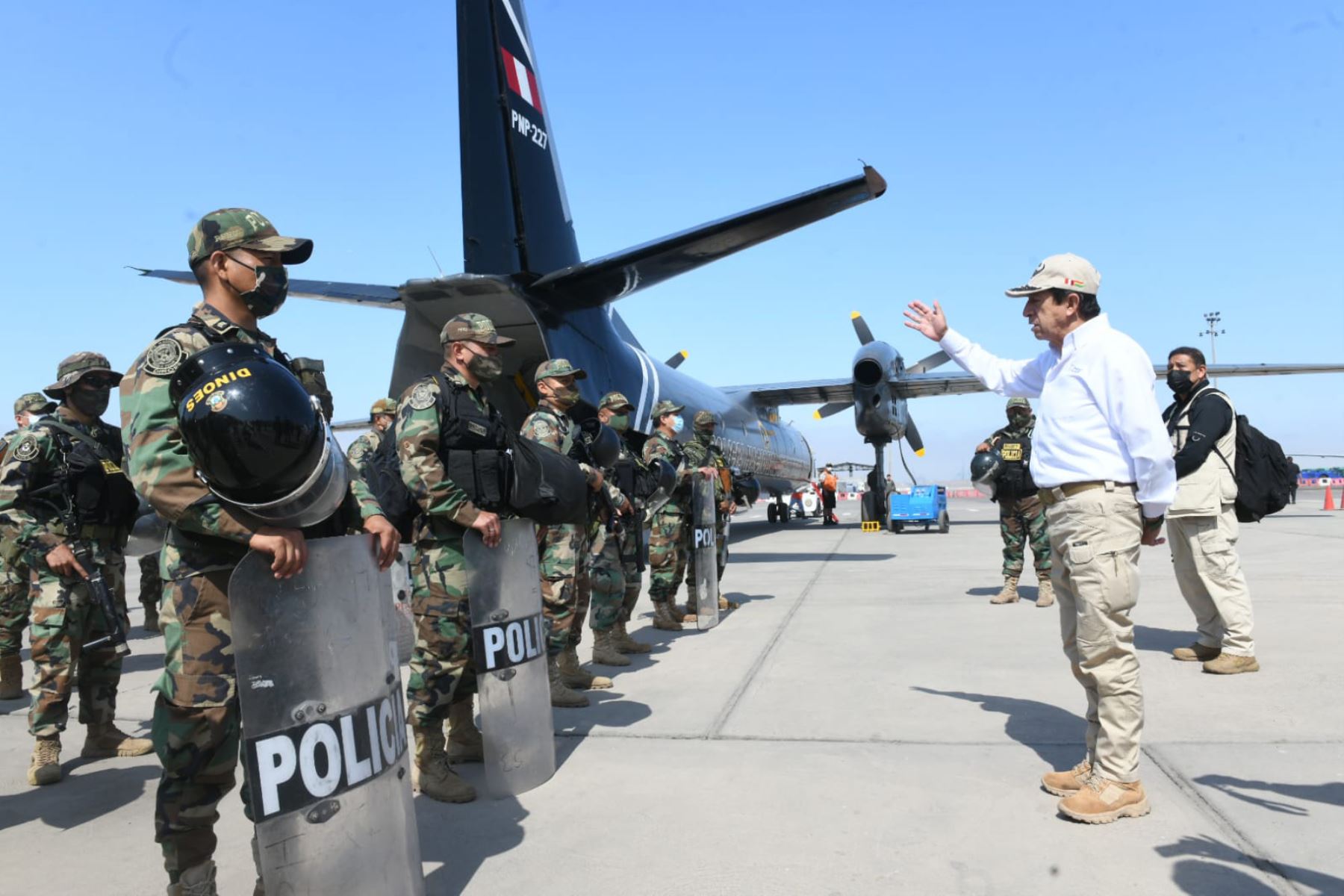 El ministro del Interior, Alfonso Chávarry, se dirige a la ciudad de Ica, a fin de reforzar el trabajo de los agentes policiales que intentan contener la escalada de violencia de las protestas en esa ciudad. Foto: Mininter.