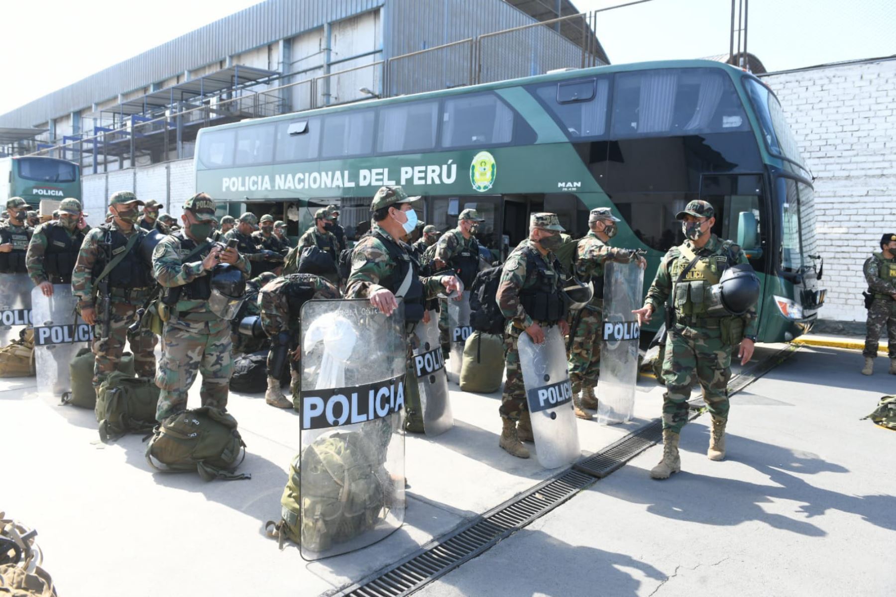 El ministro del Interior, Alfonso Chávarry,se dirige a la ciudad de Ica, a fin de reforzar el trabajo de los agentes policiales que intentan contener la escalada de violencia de las protestas en esa ciudad. Foto: Mininter