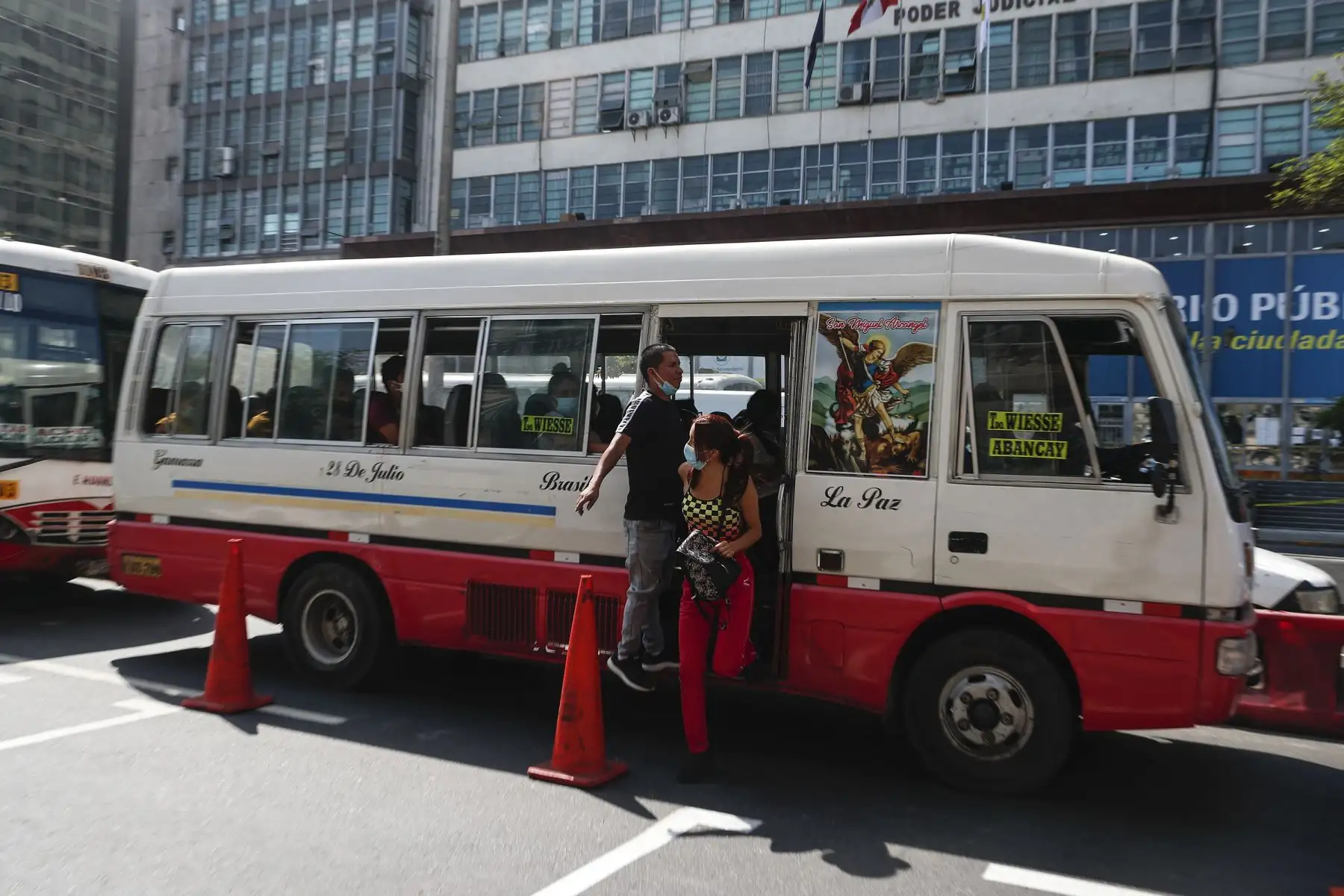 Este es el panorama actual del tránsito vehicular en la avenida Abancay, en el Centro de Lima. Foto: ANDINA/Renato Pajuelo